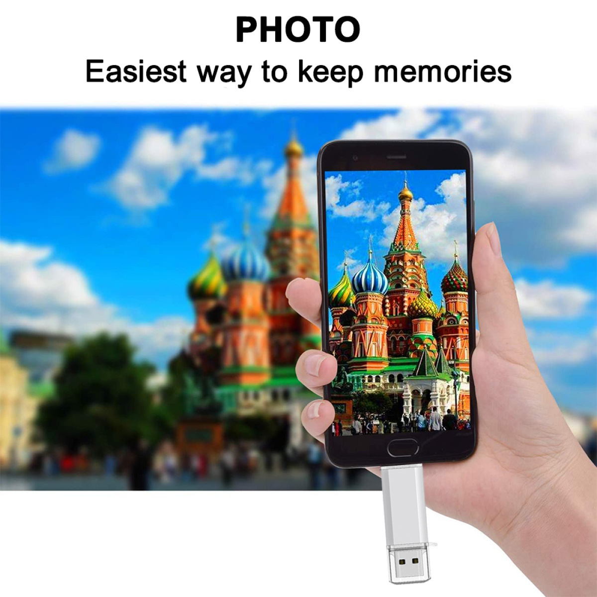 Hand, die ein Telefon mit Gebäude zeigt, mit angeschlossenem USB-Stick.