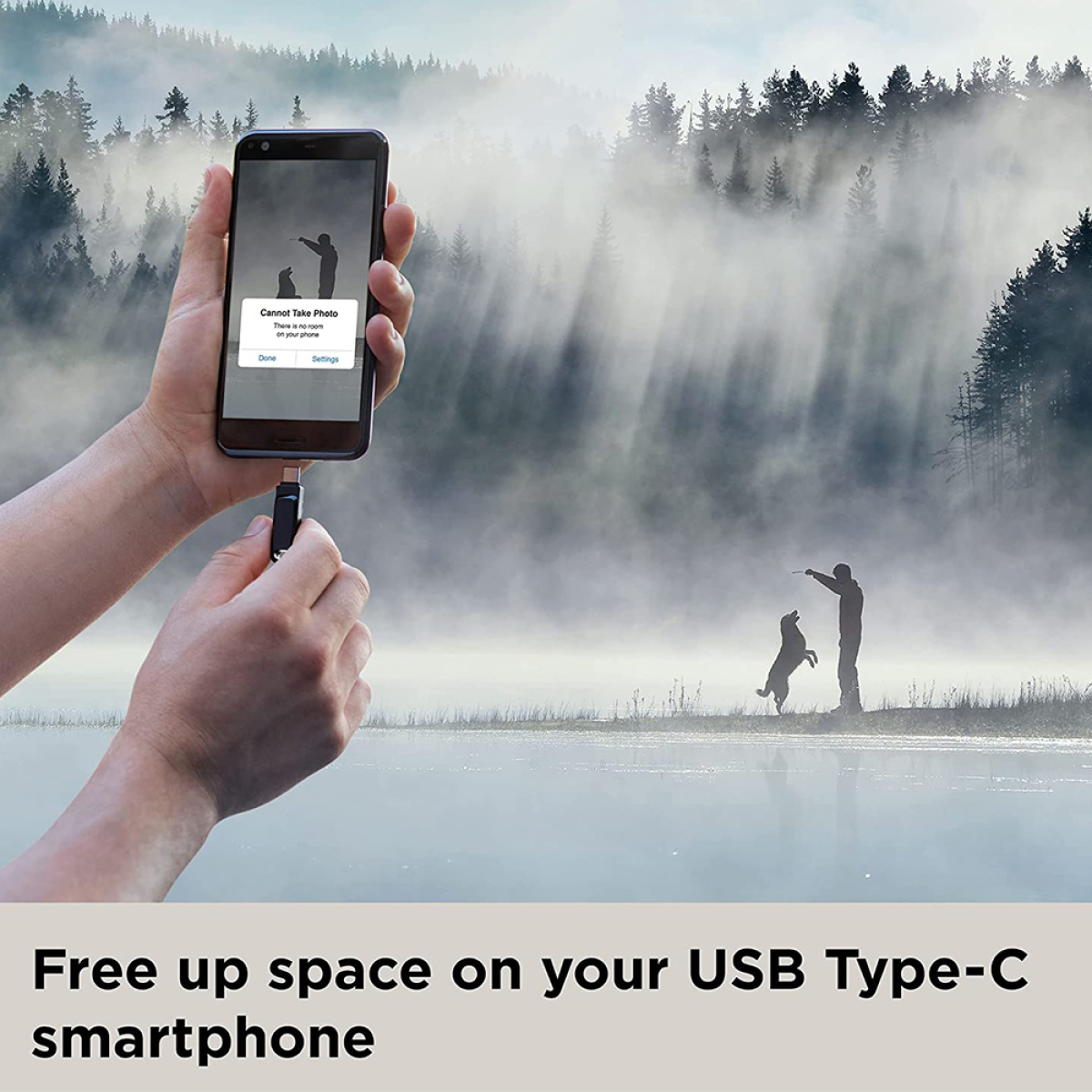 Eine Person verbindet ein Telefon mit einem USB-Laufwerk. Im Hintergrund ein See und Bäume. Text unten.