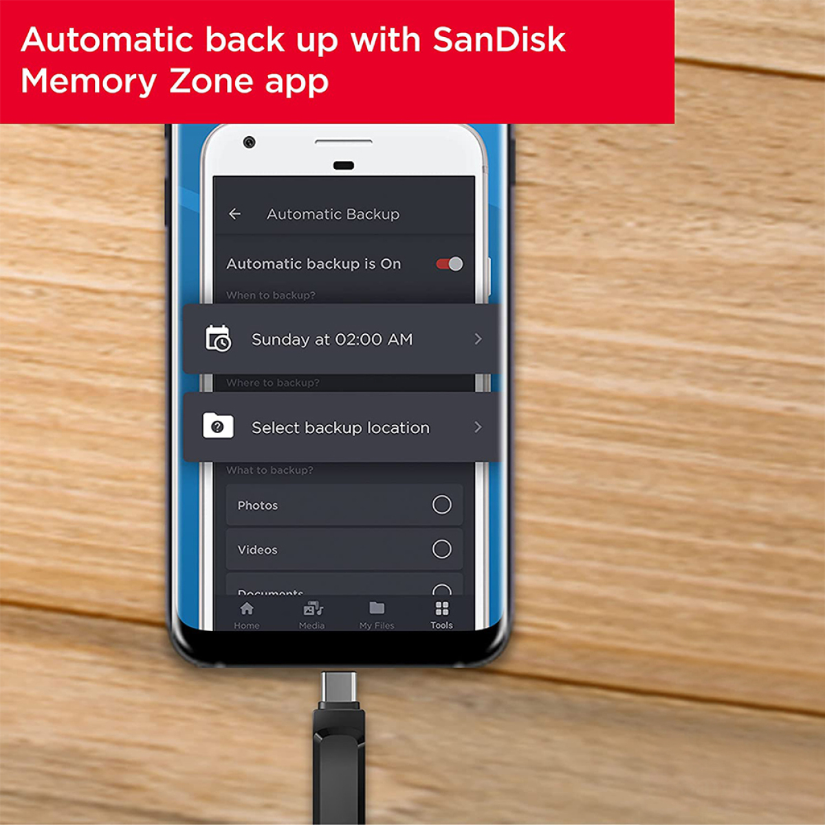 Smartphone mit automatischer Sicherungseinstellung auf einem Holztisch.