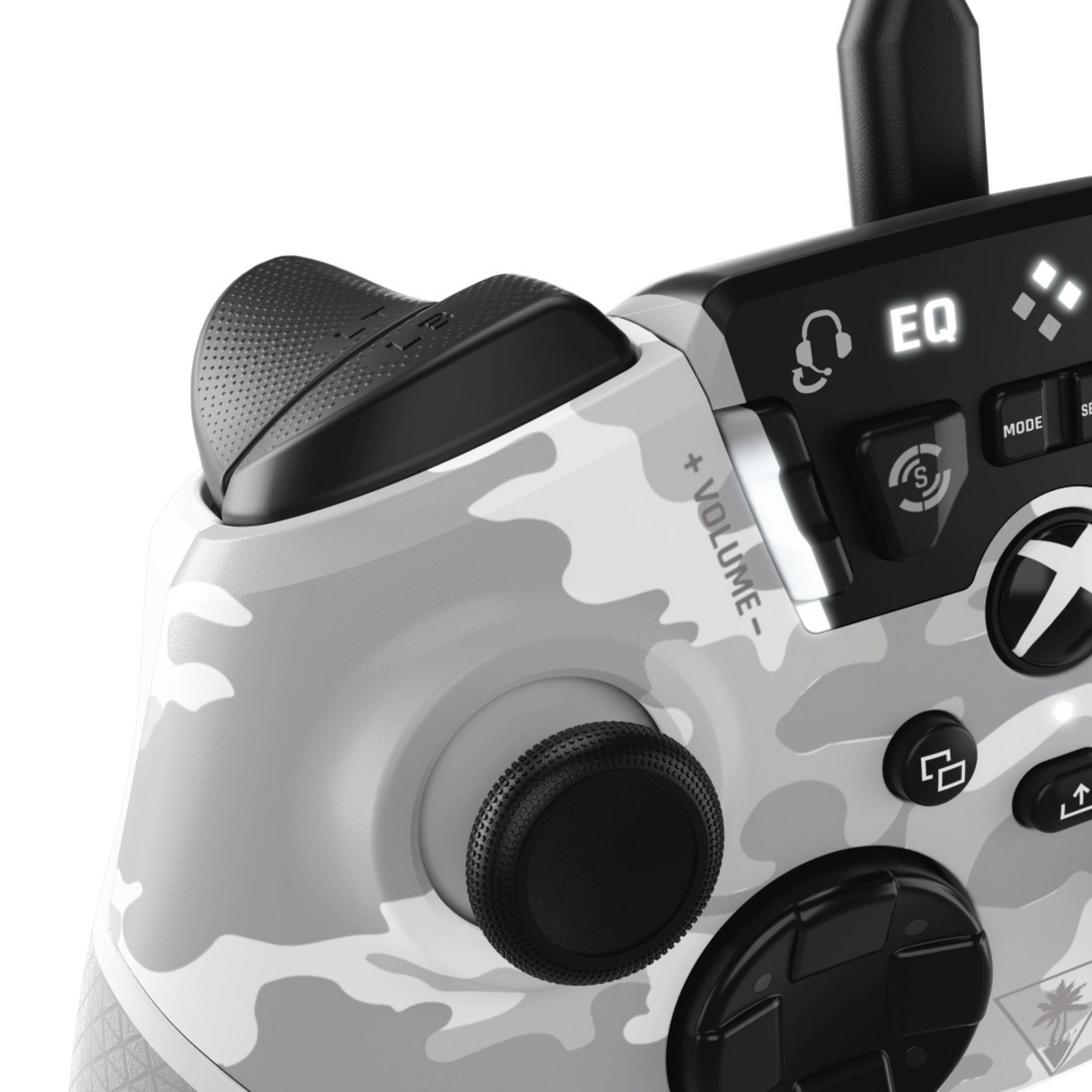 Biało-szary kontroler kamuflażu, z przyciskami i joystickami oraz czarnym joystickiem.