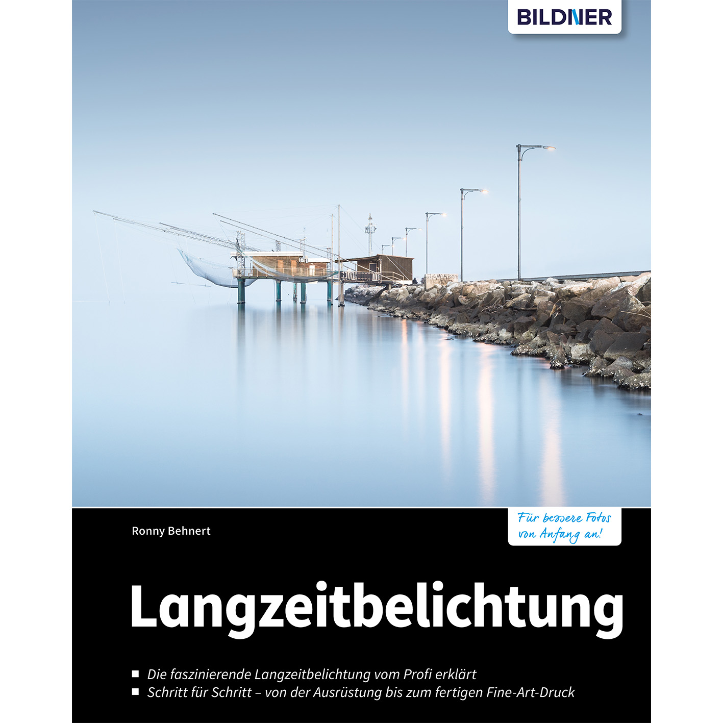 Buchcover mit Foto eines Piers mit Netzen. Text: Langzeitbelichtung. Autor: Ronny Behnert.