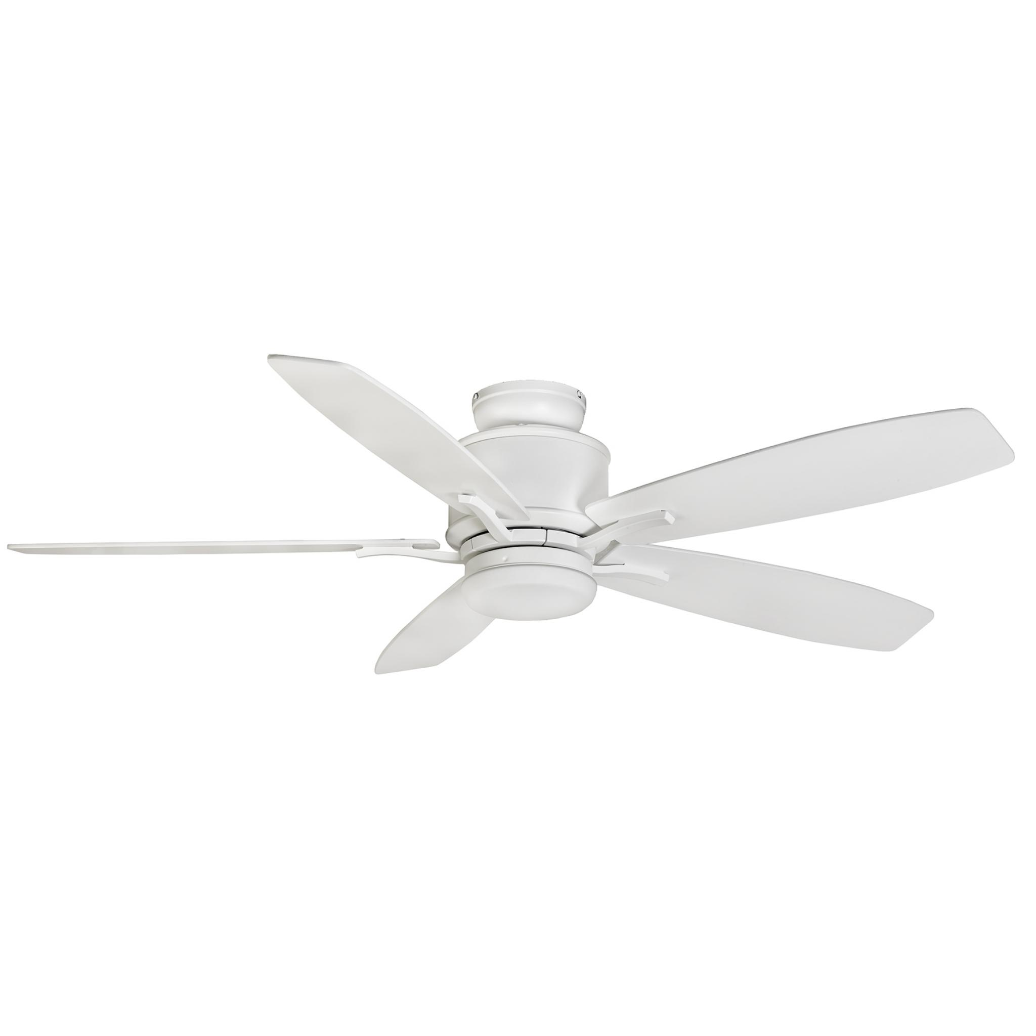 Weißer Deckenventilator mit fünf Flügeln auf weißem Hintergrund.