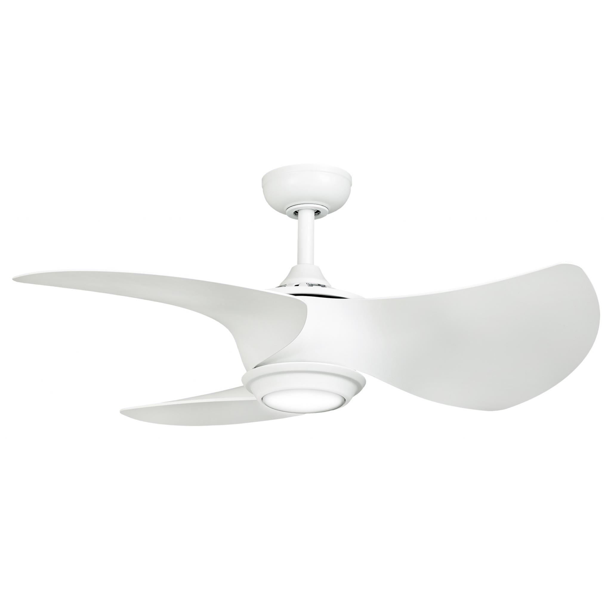 Weißer Deckenventilator mit zwei gebogenen Flügeln. Der Ventilator vor weißem Hintergrund.