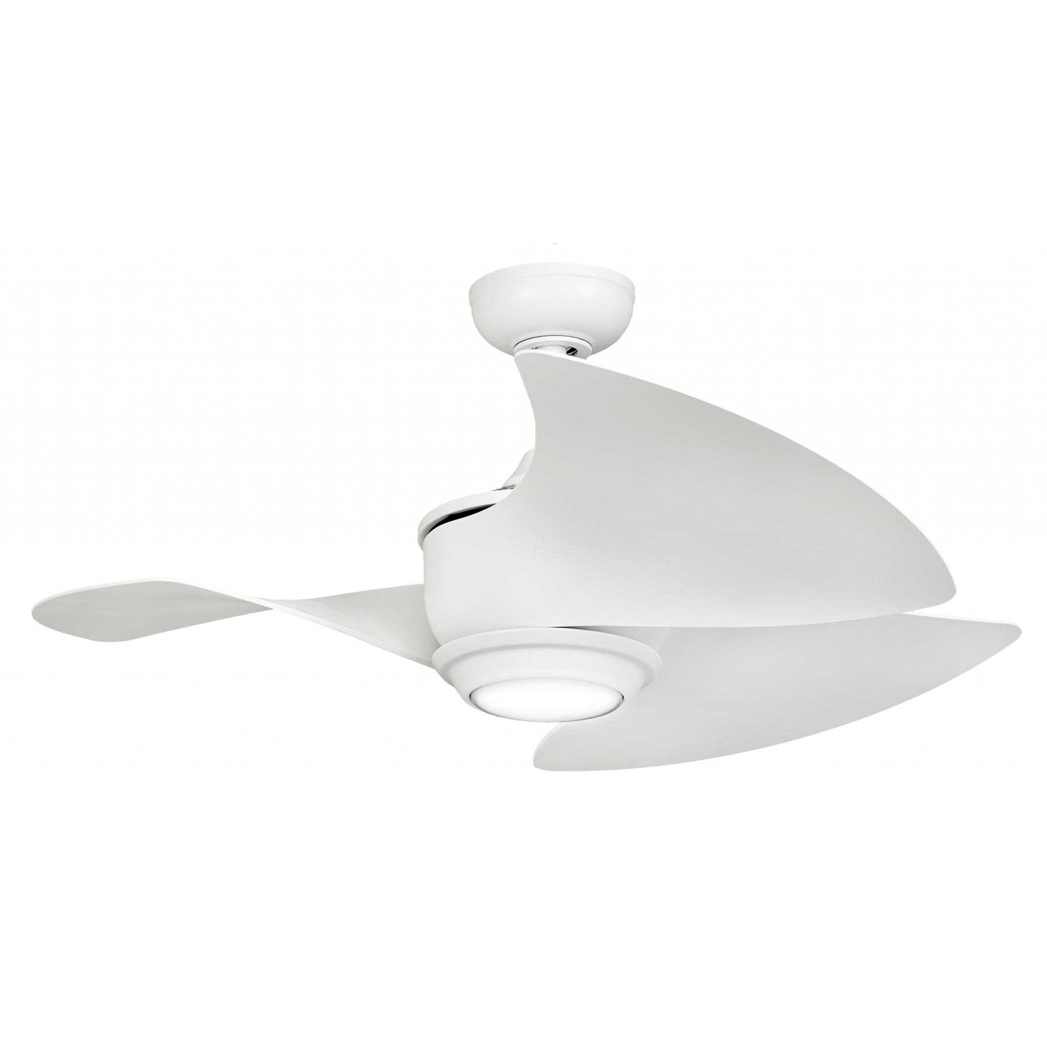 Weißer Deckenventilator mit drei gebogenen Flügeln und einem Licht. Der Ventilator ist an der Decke befestigt.
