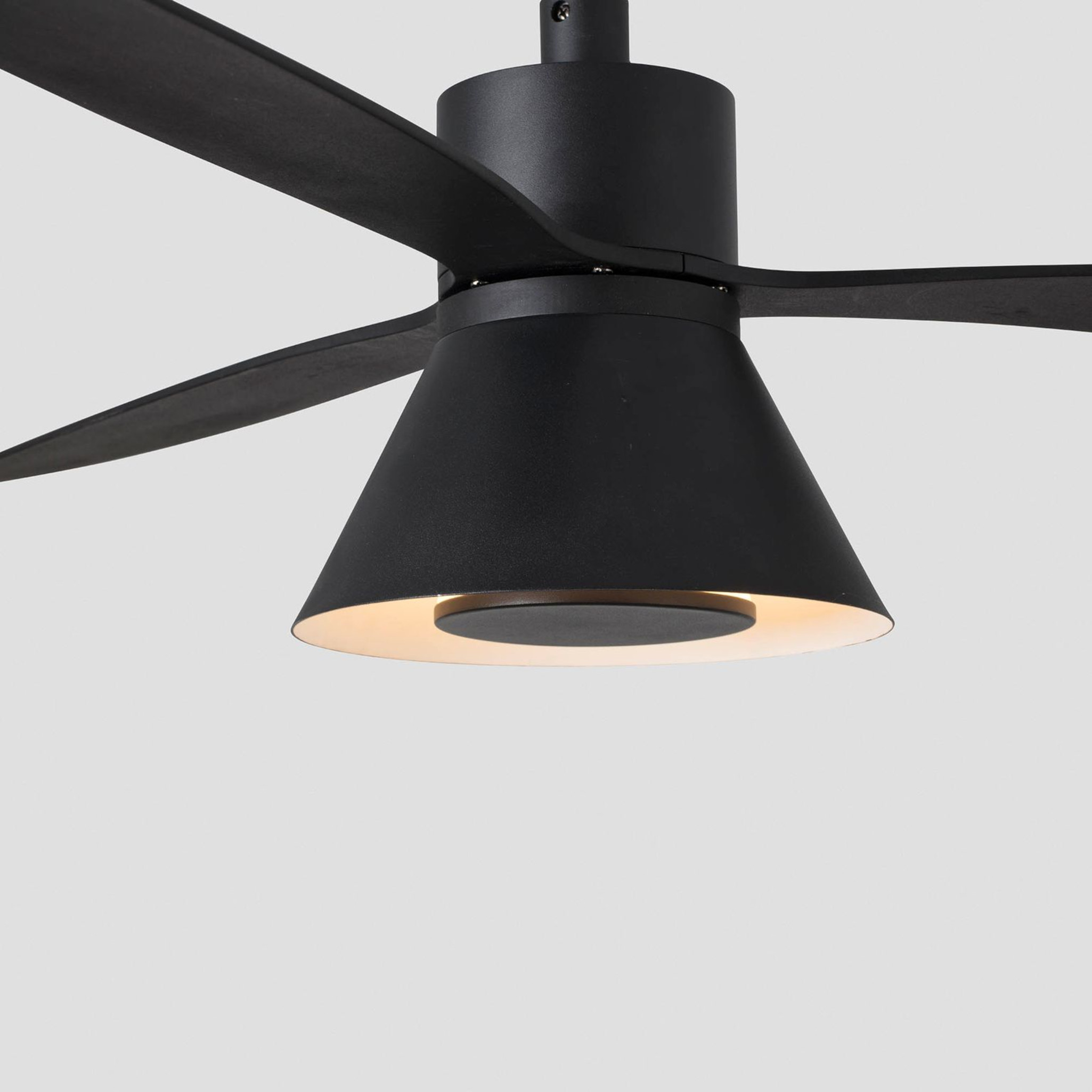 Schwarzer Deckenventilator mit fünf Flügeln und Leuchte.
