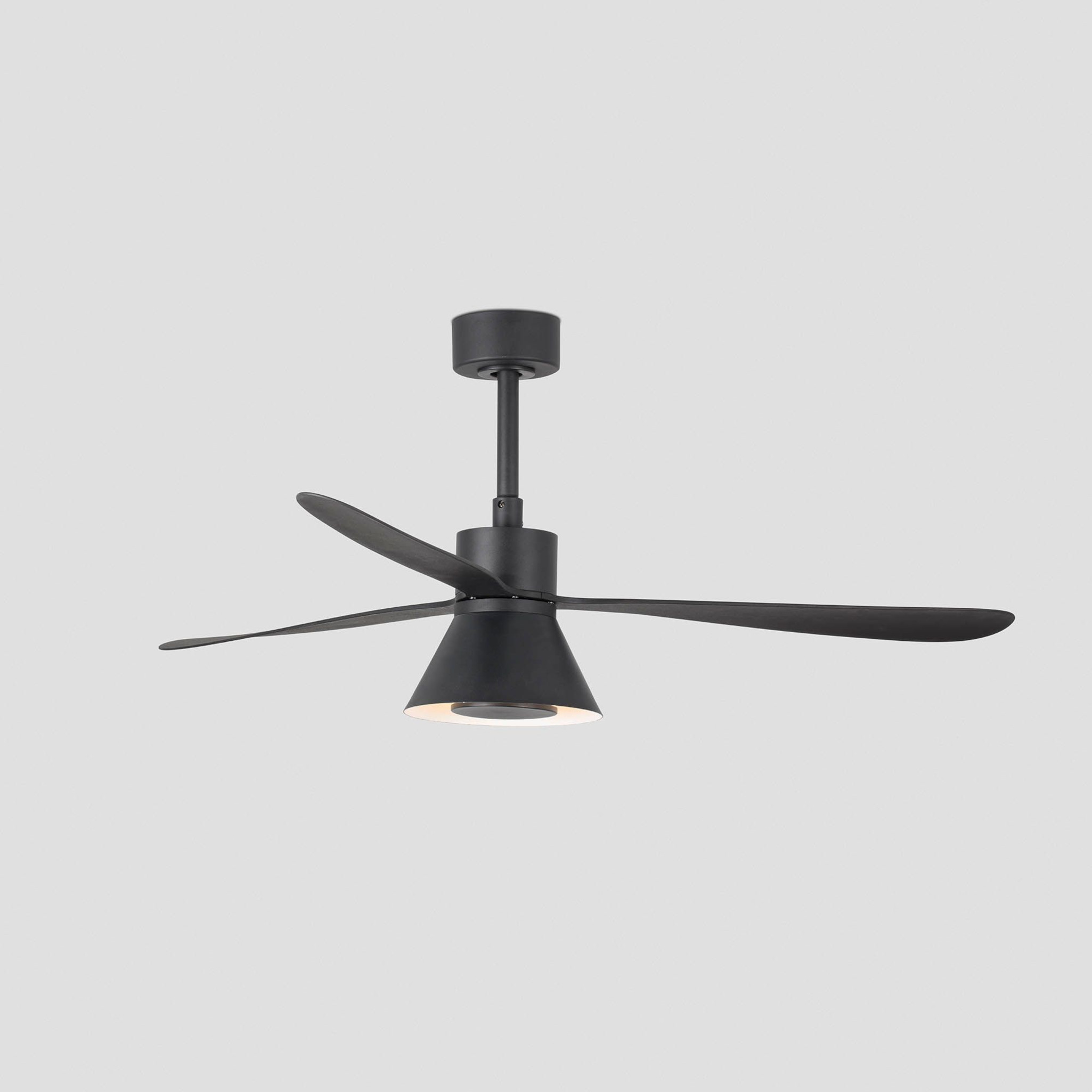 Schwarzer Deckenventilator mit drei Flügeln. Der Hintergrund ist neutralgrau.