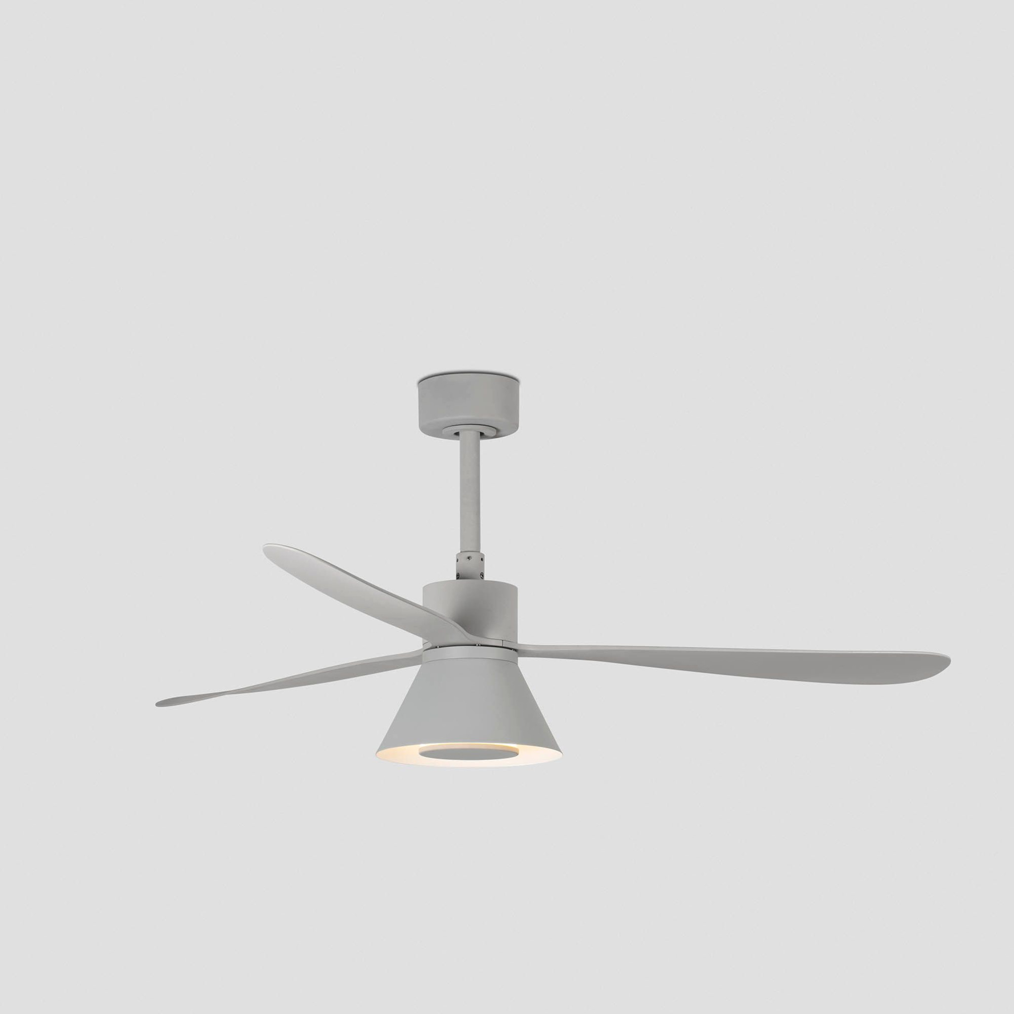 Deckenventilator mit drei Flügeln und einer Leuchte, alles in Grau, vor Weiß.