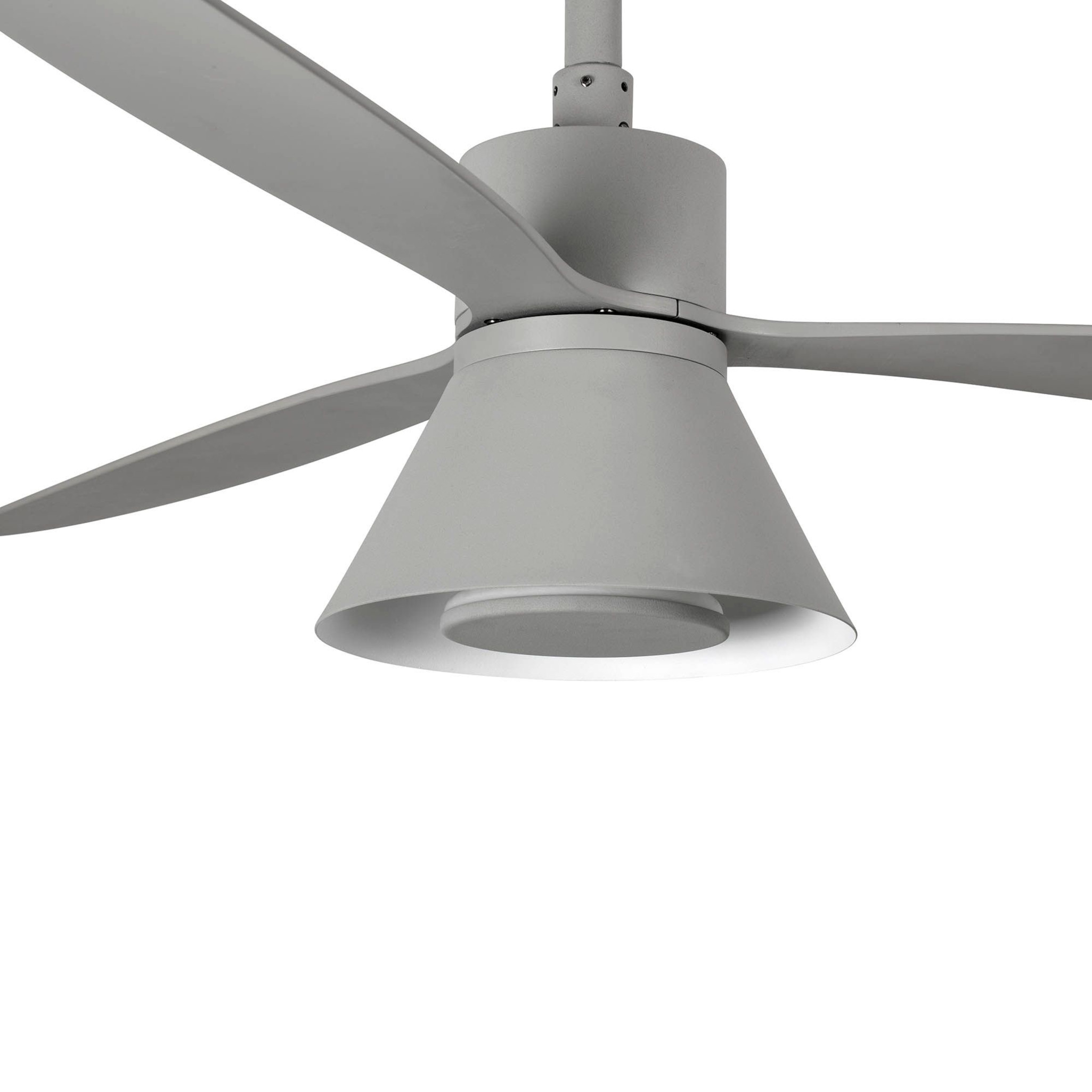 Grauer Deckenventilator mit fünf Blättern. Die Blätter sind abgewinkelt. Der Ventilator steht vor weißem Hintergrund.