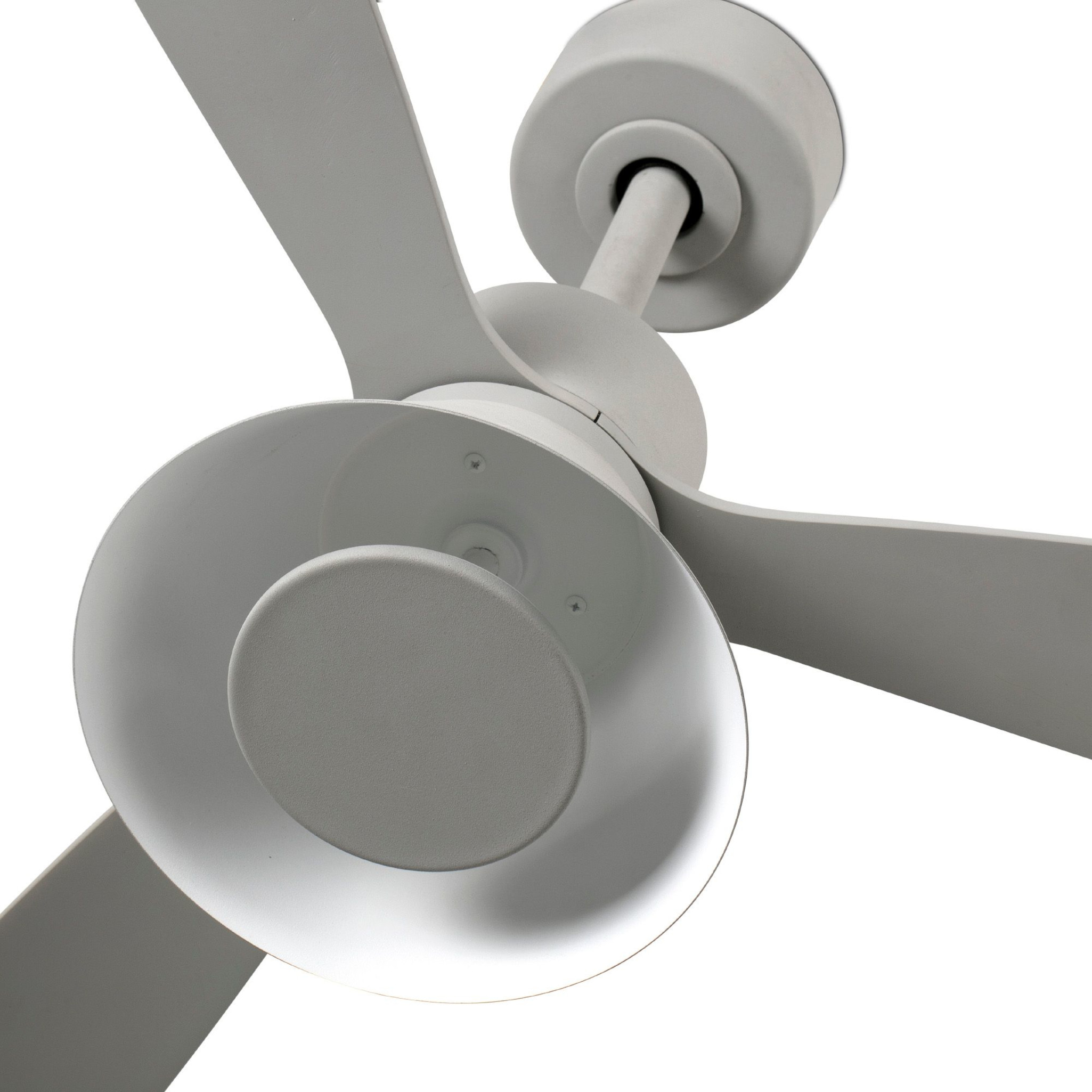 Deckenventilator, hellgrau, mit drei Flügeln und zentralem Motorgehäuse.
