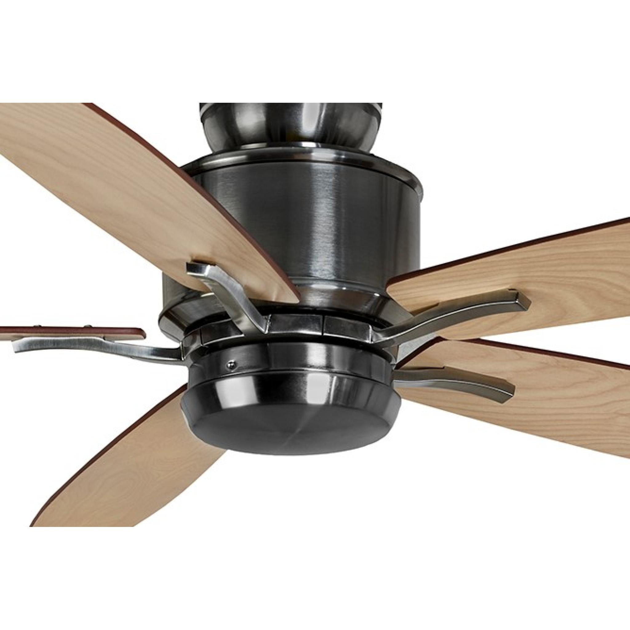 Nahaufnahme eines Deckenventilators mit fünf Holzflügeln und dunklem Metallgehäuse.