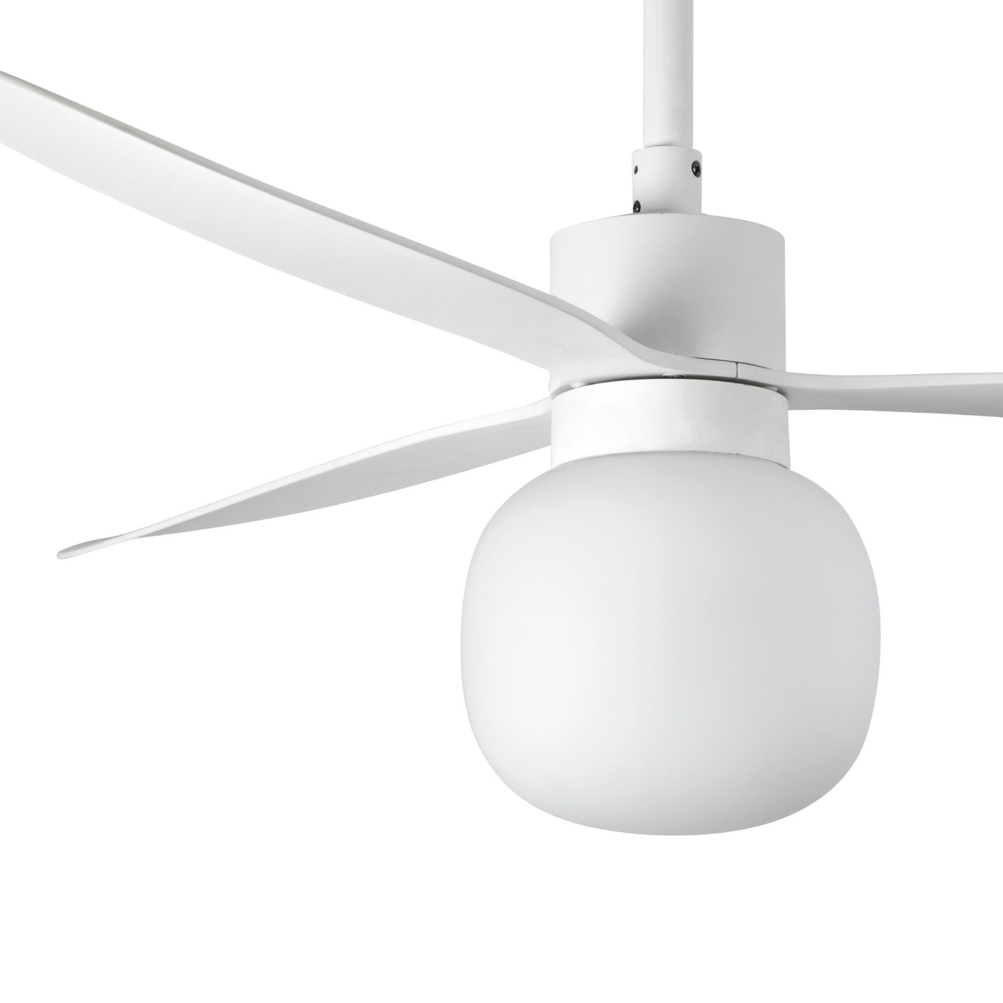 Weißer Deckenventilator mit drei Flügeln und einer Kugellampe vor weißem Hintergrund.