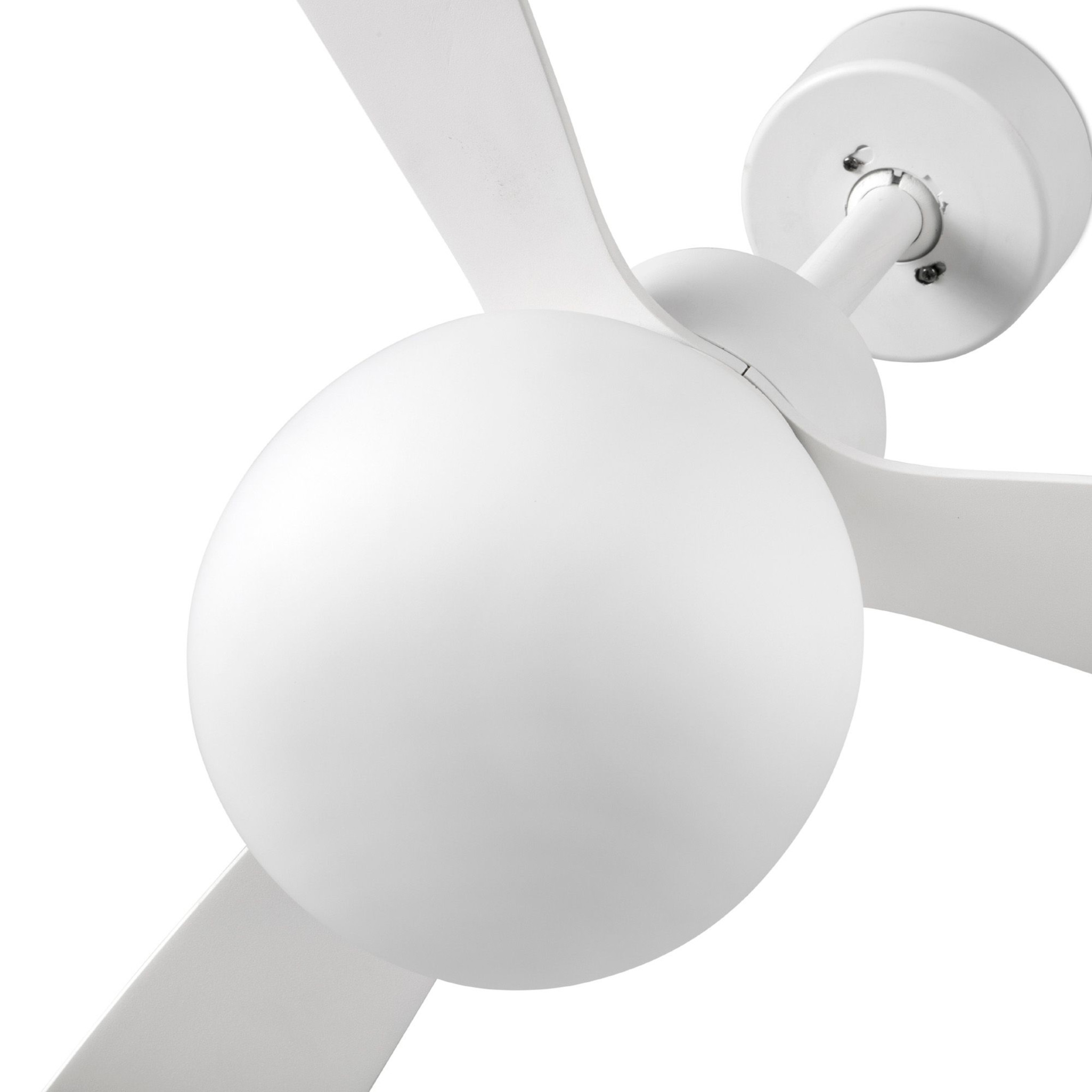 Weißer Deckenventilator mit drei Flügeln und zentraler Leuchte. Weißer Hintergrund.
