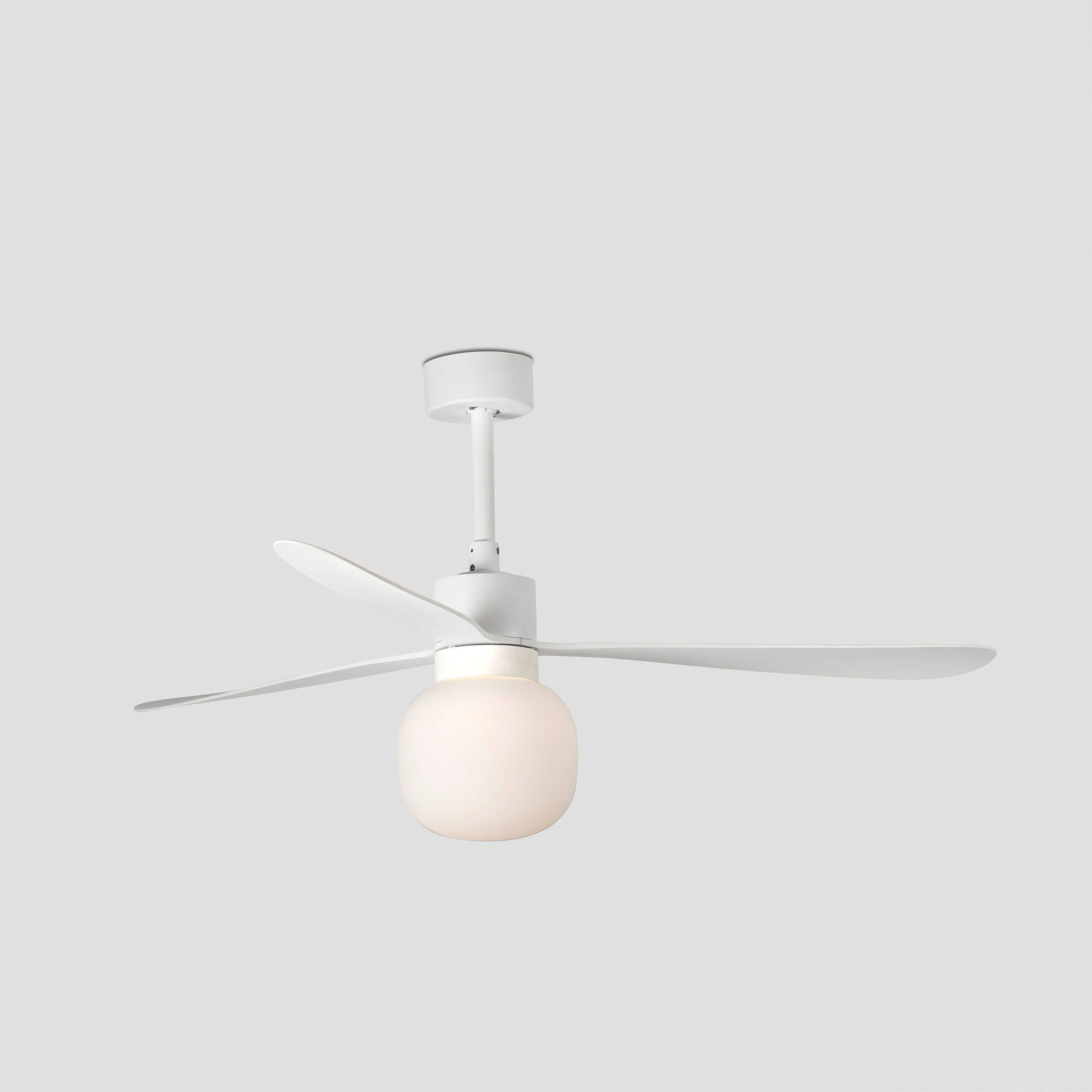 Weißer Deckenventilator mit drei Flügeln und einer Leuchte.