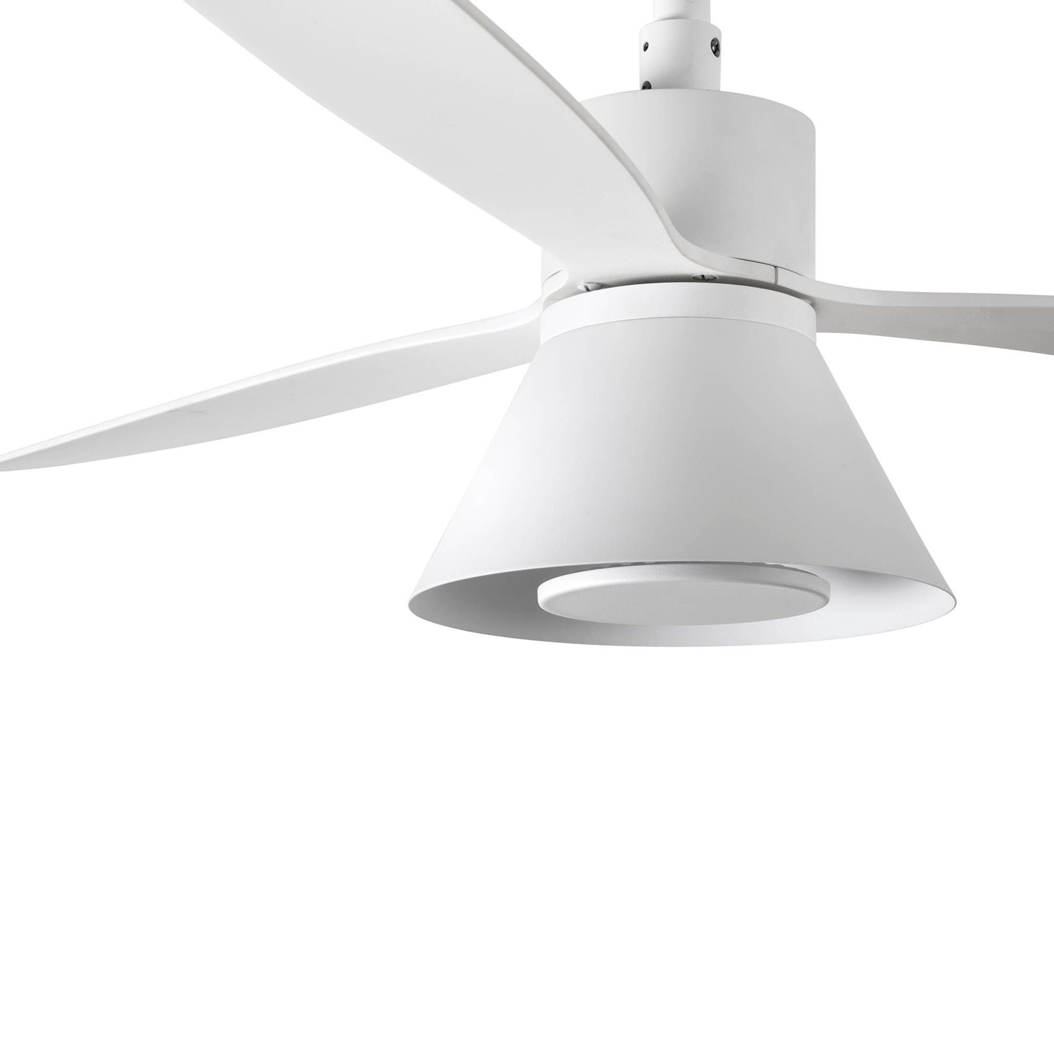 Ein weißer Deckenventilator mit vier Flügeln und einer Leuchte darunter.