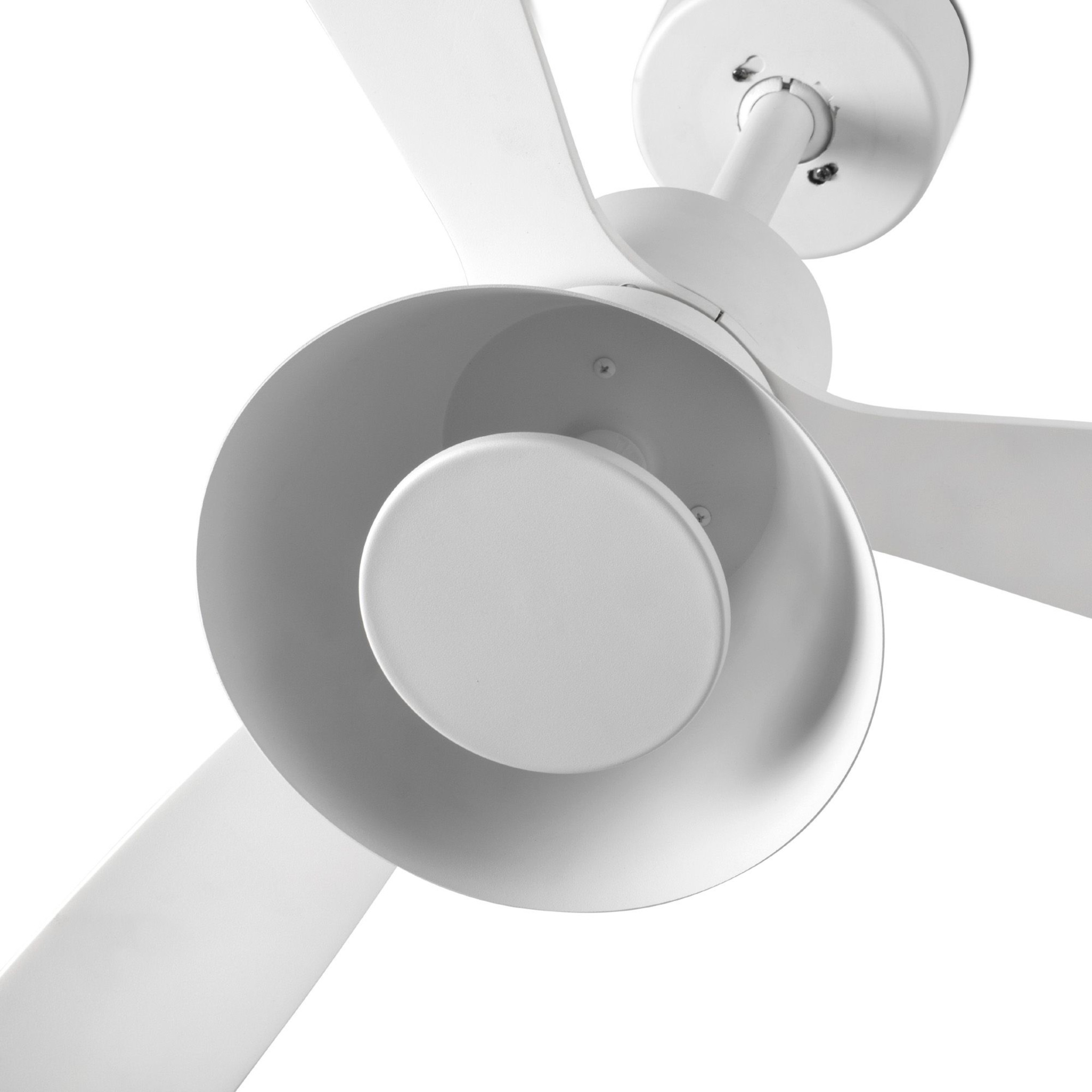 Weißer Deckenventilator mit drei Flügeln, einem zentralen Licht und einer weißen Deckenhalterung.