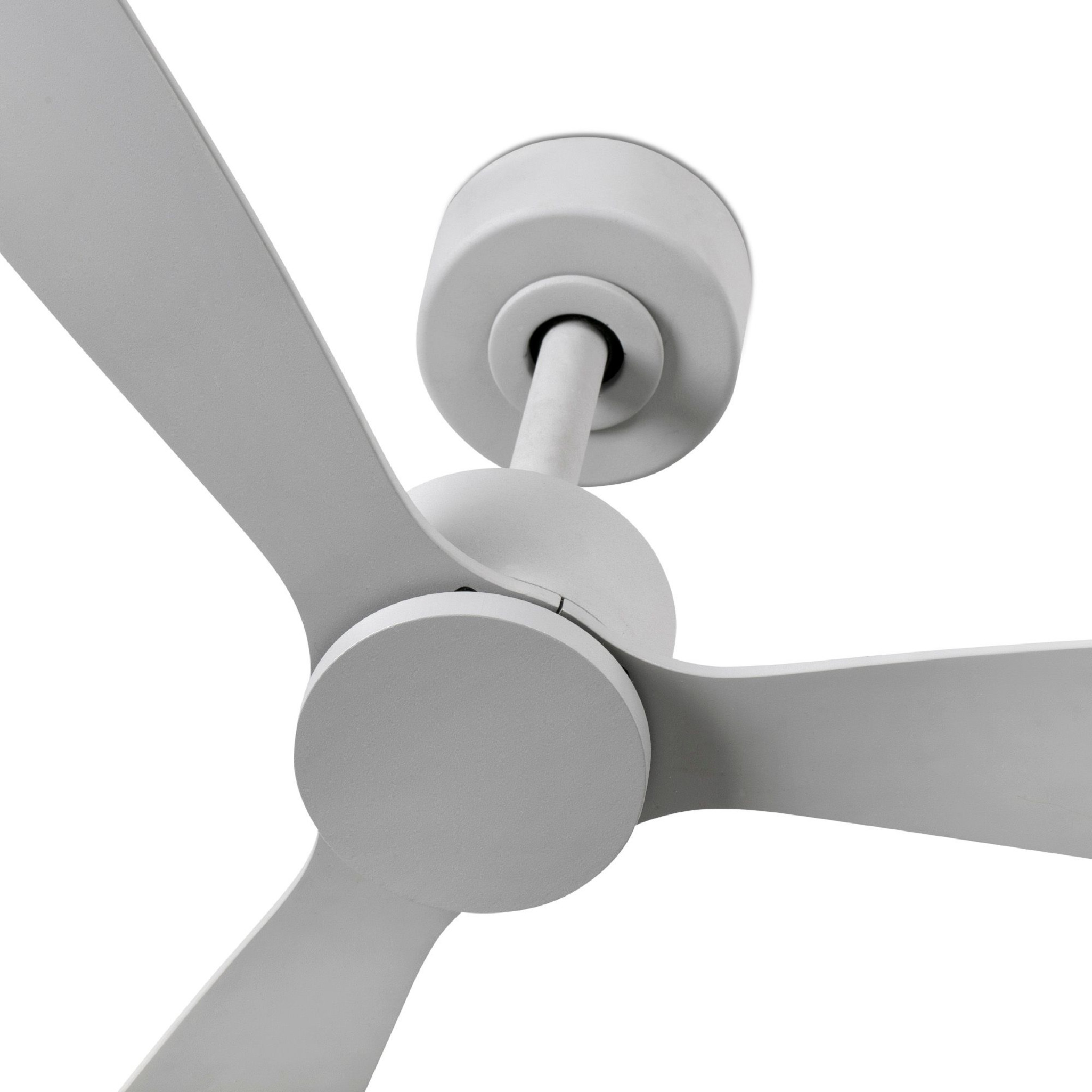Ein Deckenventilator mit drei weißen Flügeln. Er ist an einer weißen Decke montiert.