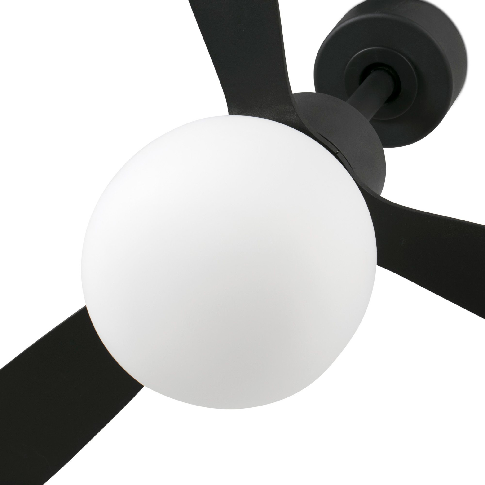 Ein schwarzer Deckenventilator mit drei Flügeln und einer großen weißen kugelförmigen Leuchte.