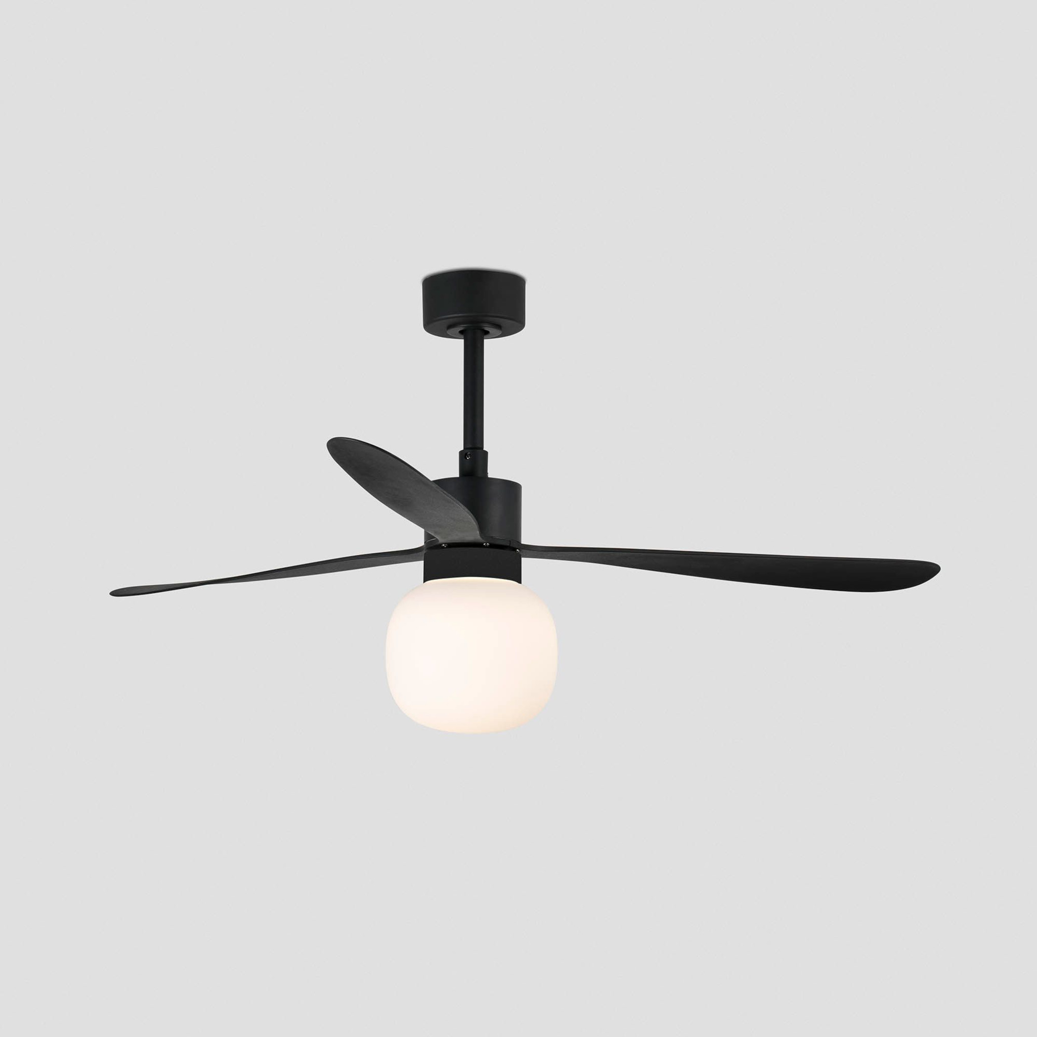 Schwarzer Deckenventilator mit drei Flügeln. Eine runde, weiße Leuchte hängt unter den Flügeln.