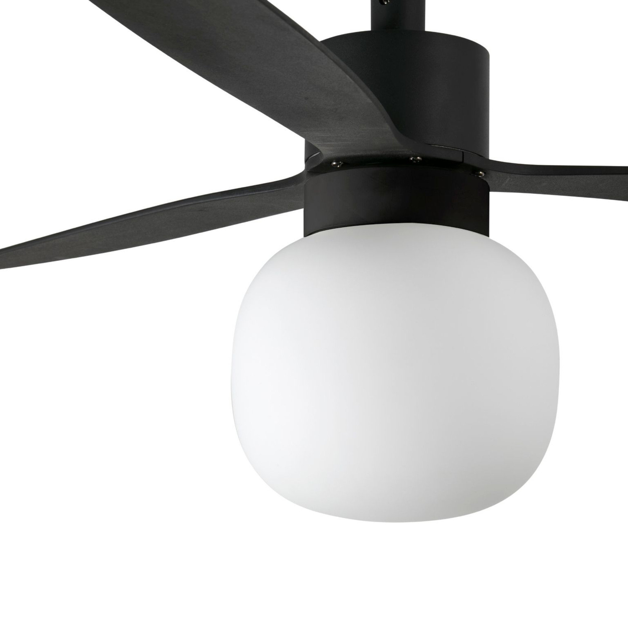 Deckenventilator mit vier schwarzen Flügeln und einer weißen Leuchte, auf weißem Hintergrund.
