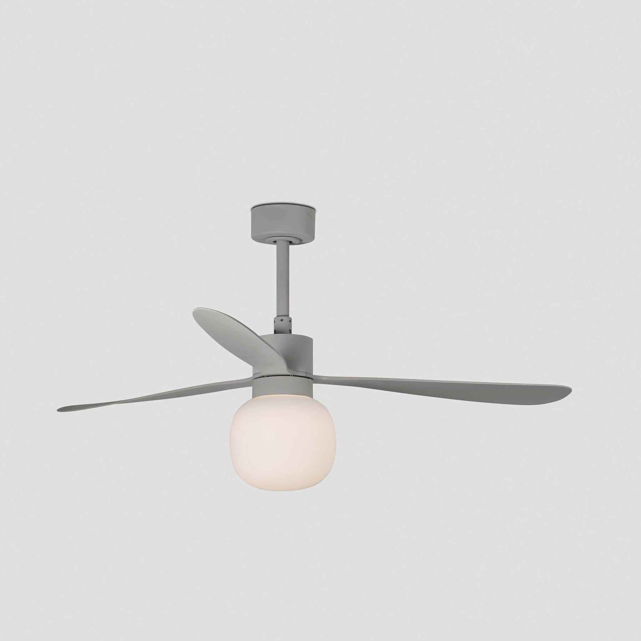 Grauer Deckenventilator mit drei Flügeln und einer Leuchte.