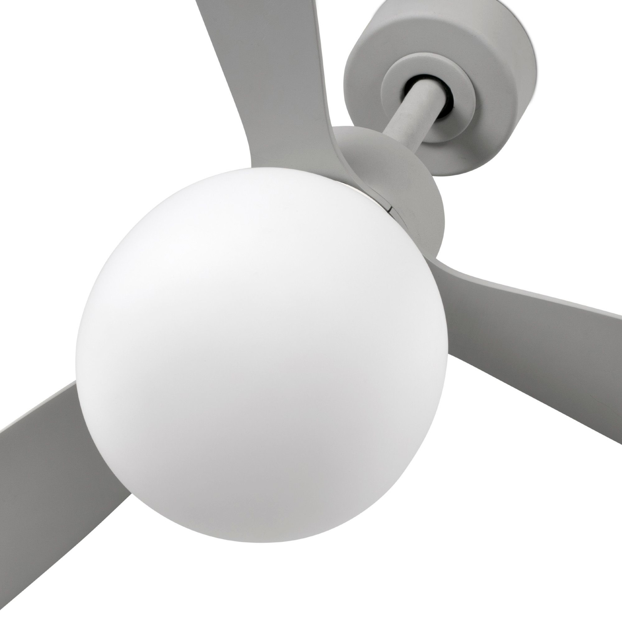 Grauer Deckenventilator mit drei Flügeln und weißer Kugellampe.