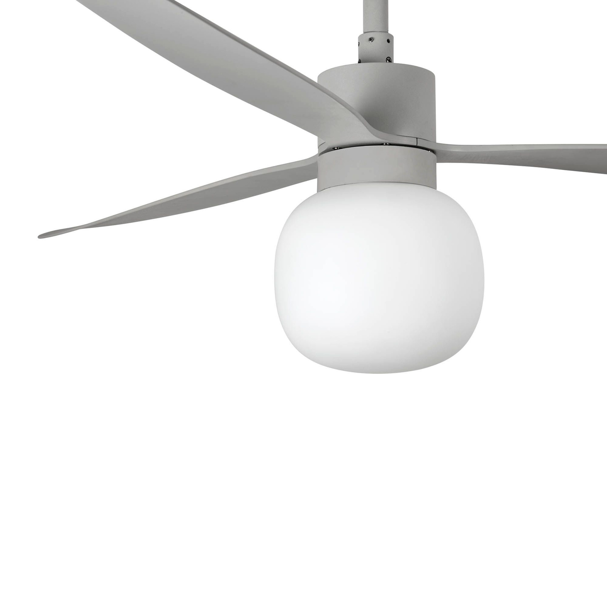 Grauer Deckenventilator mit drei Flügeln und einer weißen, runden Leuchte.