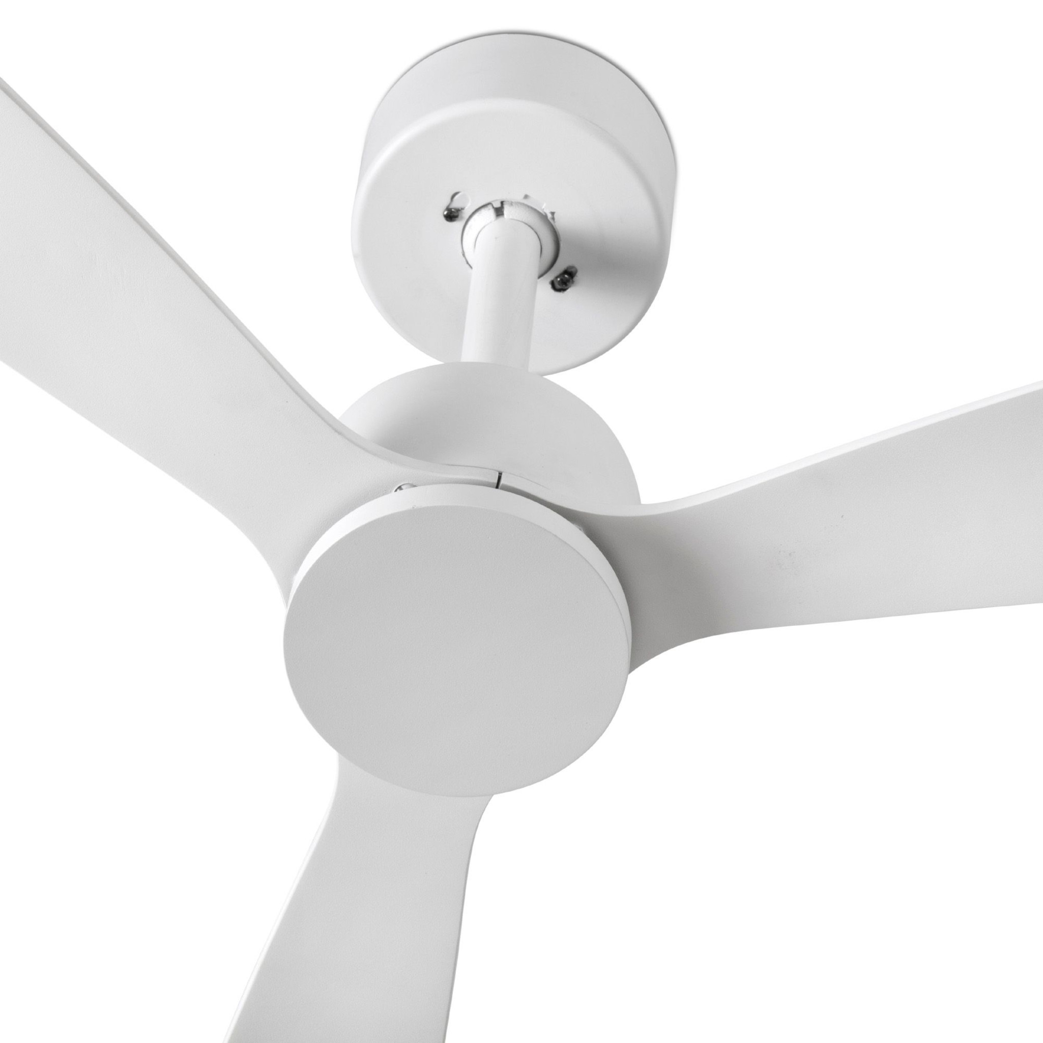 Ein weißer Deckenventilator mit drei Flügeln. Nahaufnahme von unten, die den Motor und die Flügel zeigt.