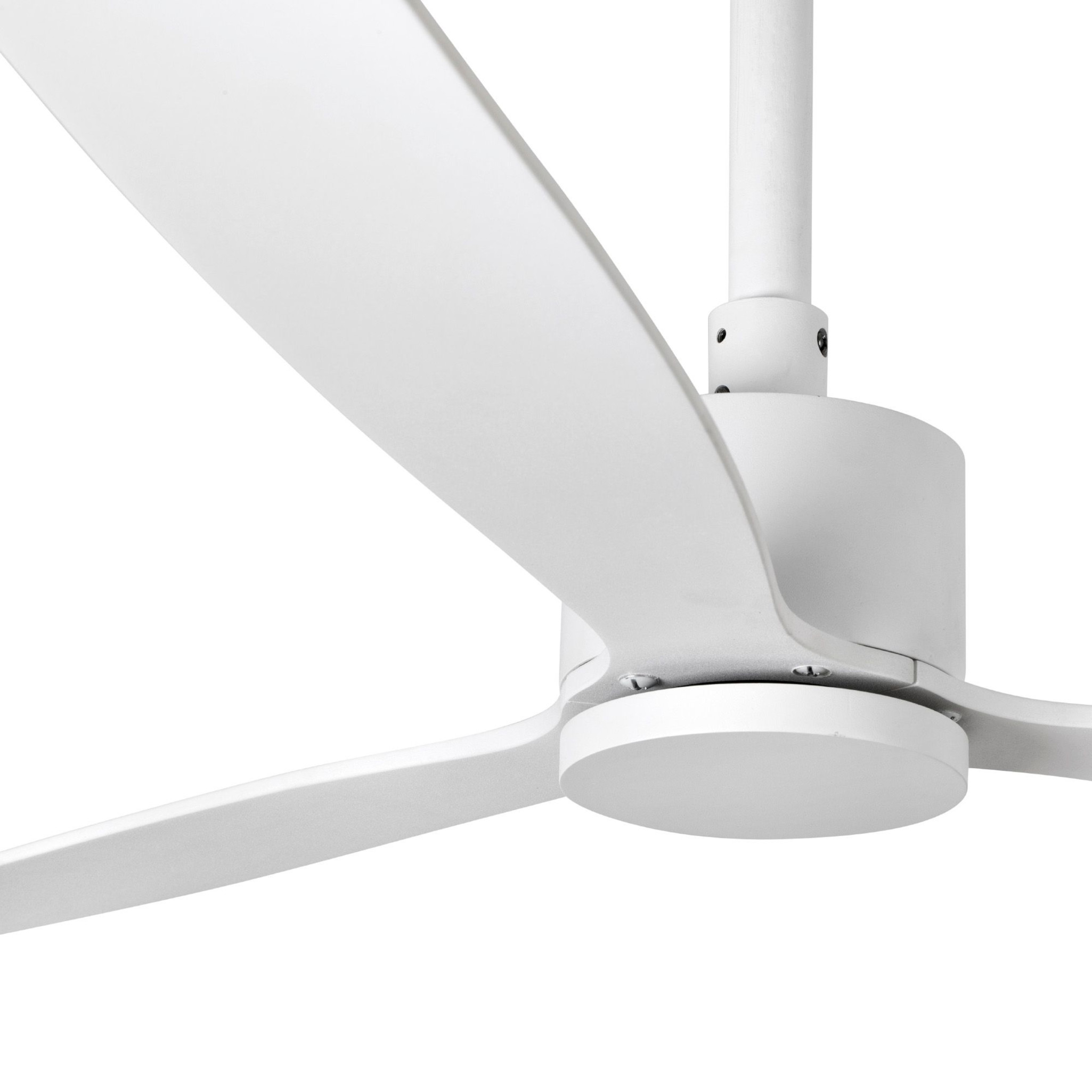 Nahaufnahme eines weißen Deckenventilators, drei Flügel, weißer Hintergrund.