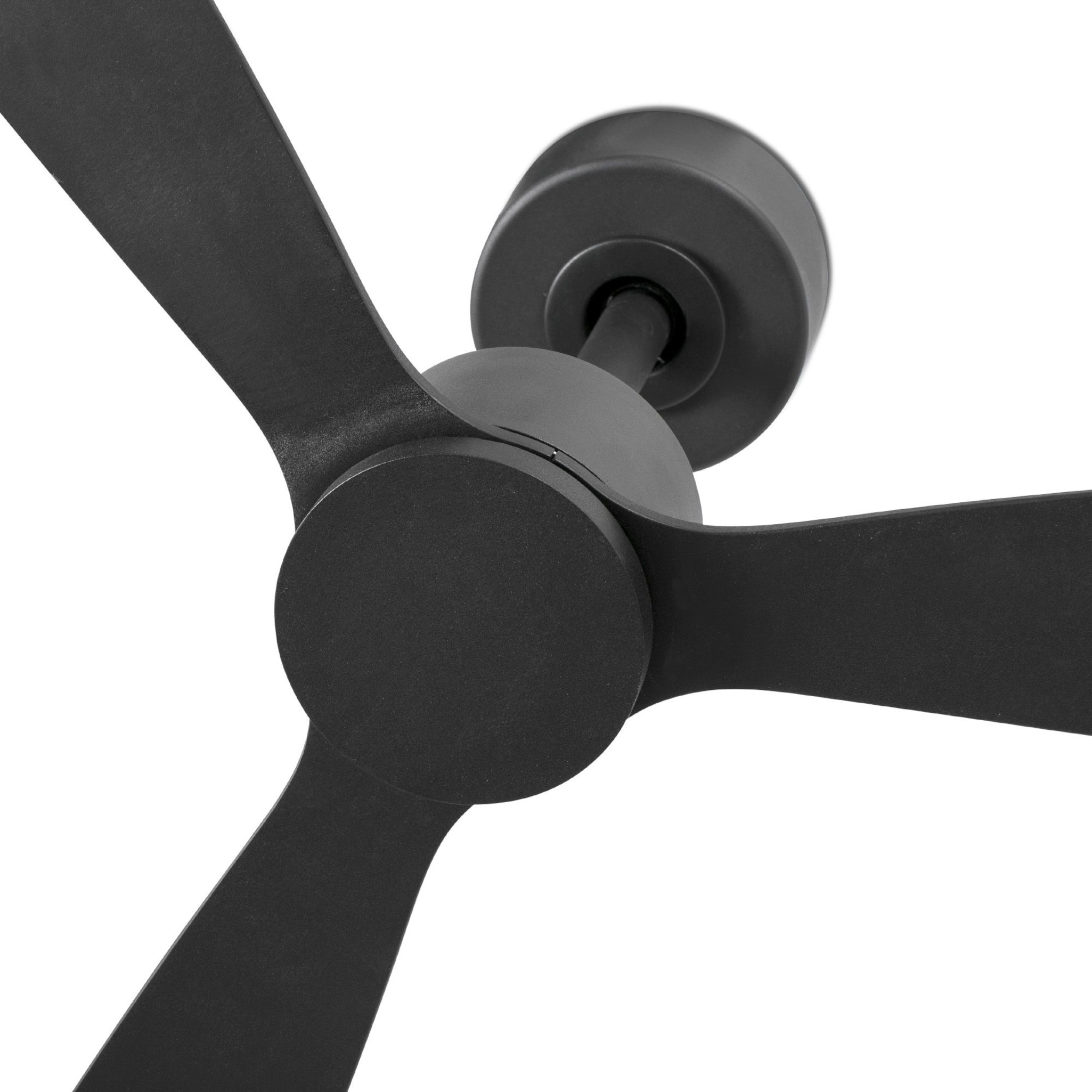 Ventilatore da soffitto nero con tre pale, visto dal basso.
