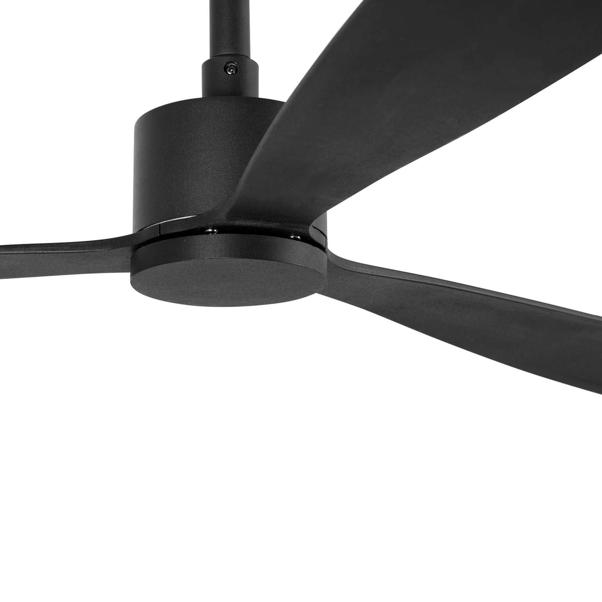 Ventilatore da soffitto nero con tre pale, primo piano su sfondo bianco.