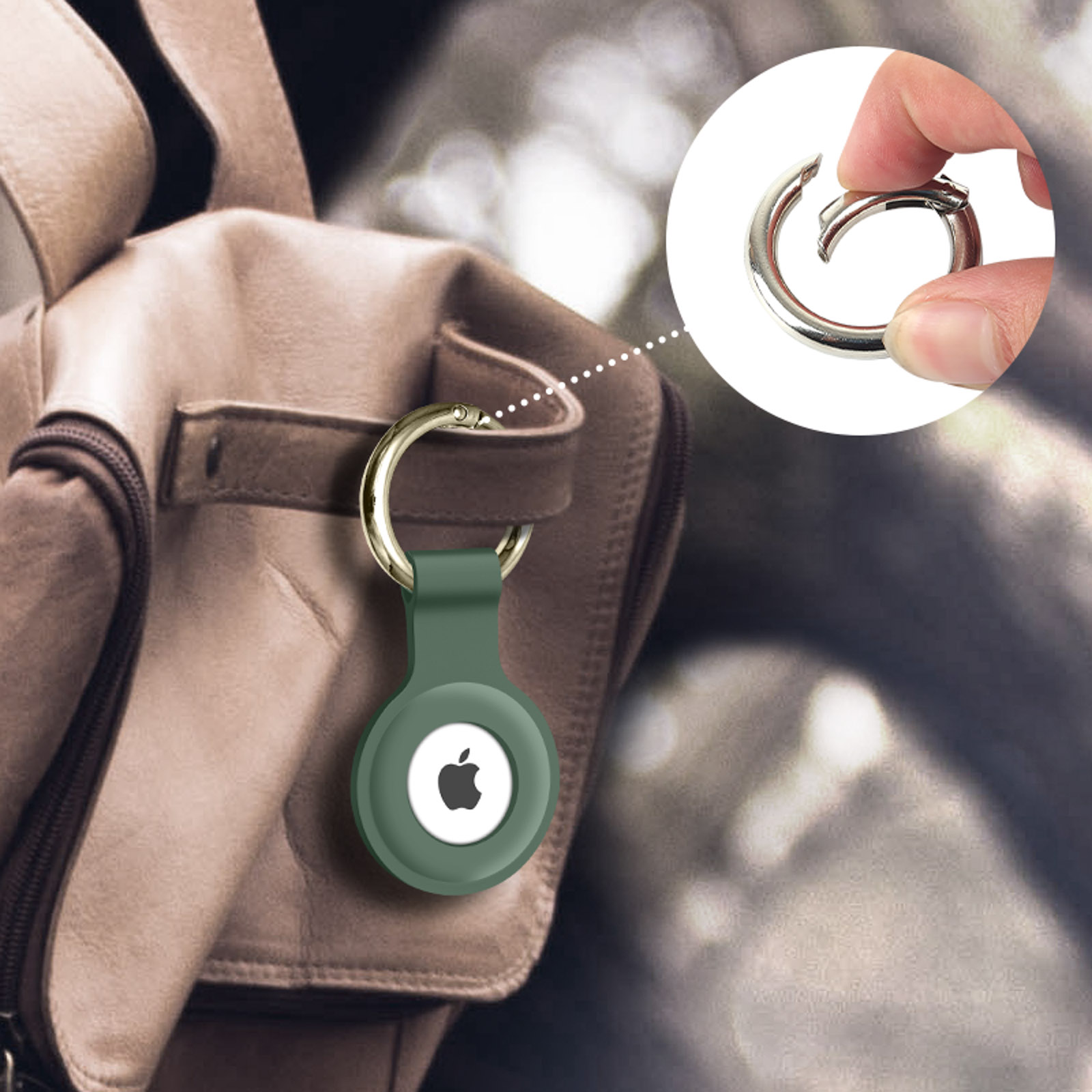 Apple AirTag verde attaccato a una borsa con moschettone.