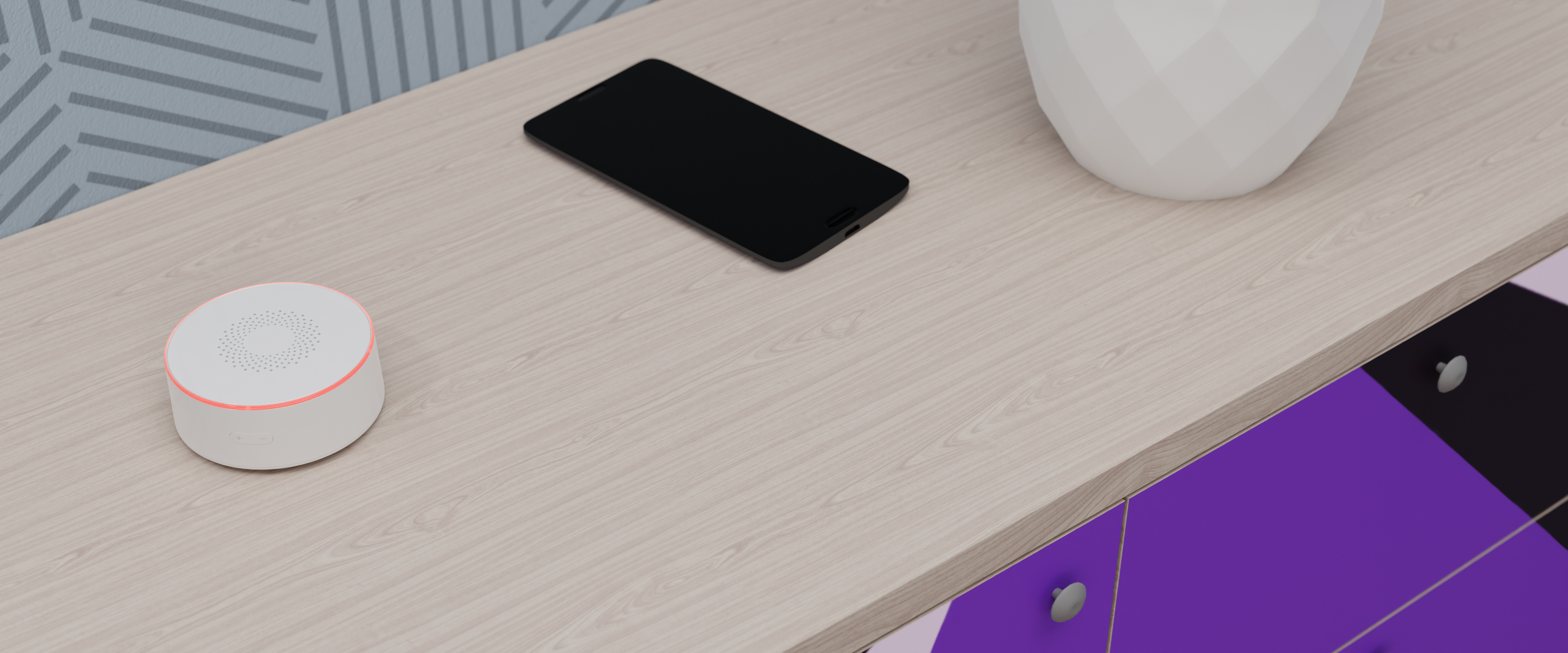 Ein Tisch mit einem Telefon, einem intelligenten Lautsprecher und einer Vase. Lila und weiße Akzente.