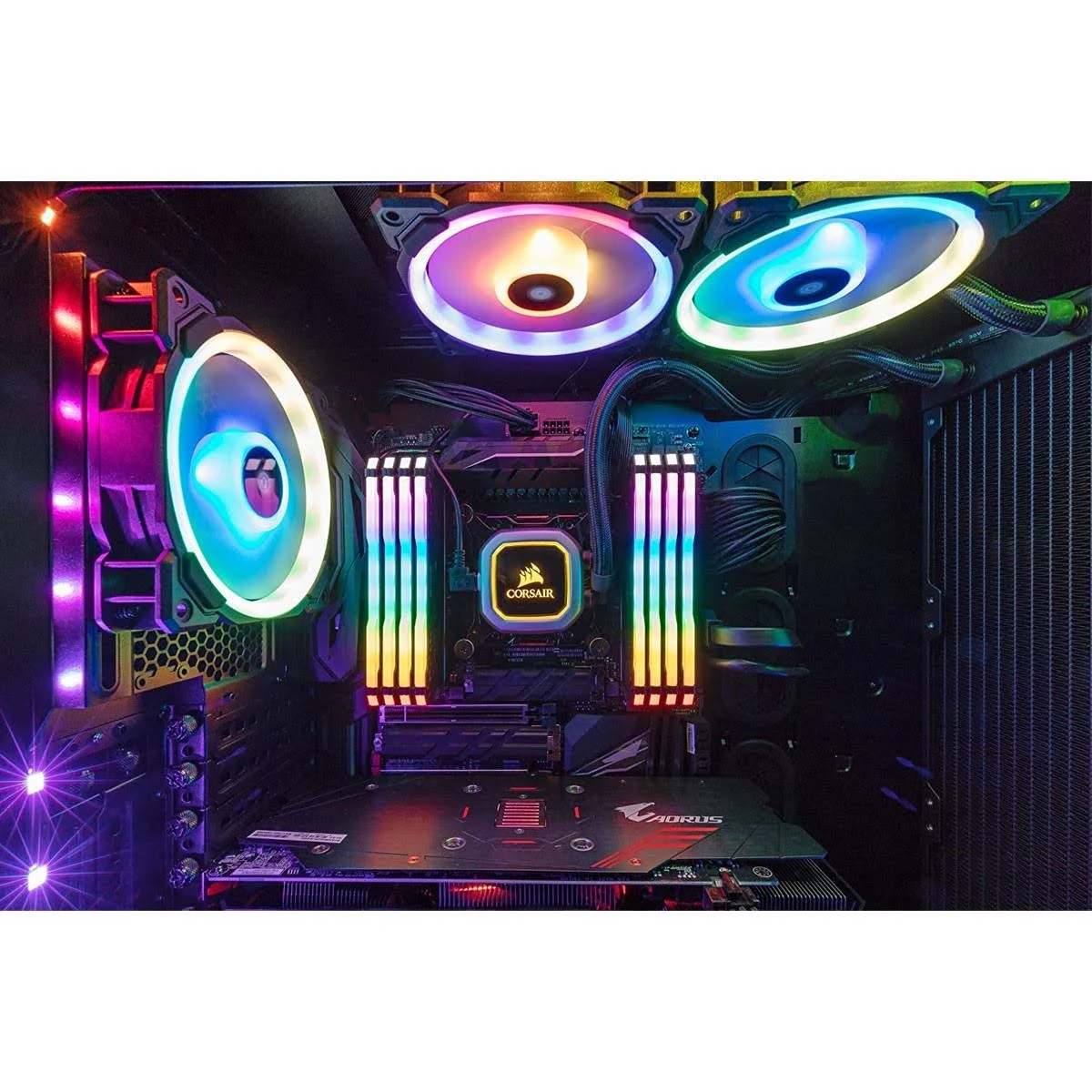 Componentes de ordenador: Refrigerador, ventiladores y RAM Corsair con iluminación RGB. Fondo negro.