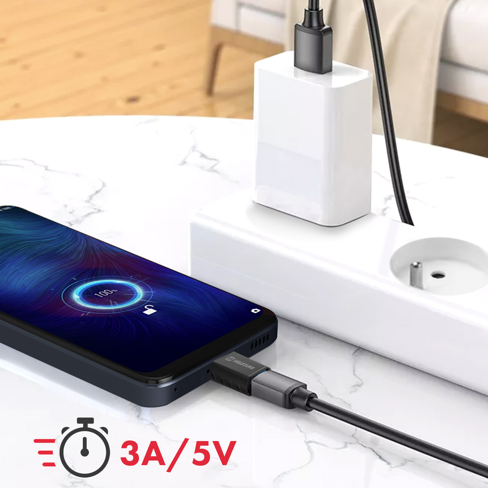 Smartphone wird mit einem Kabel an ein Netzteil geladen.