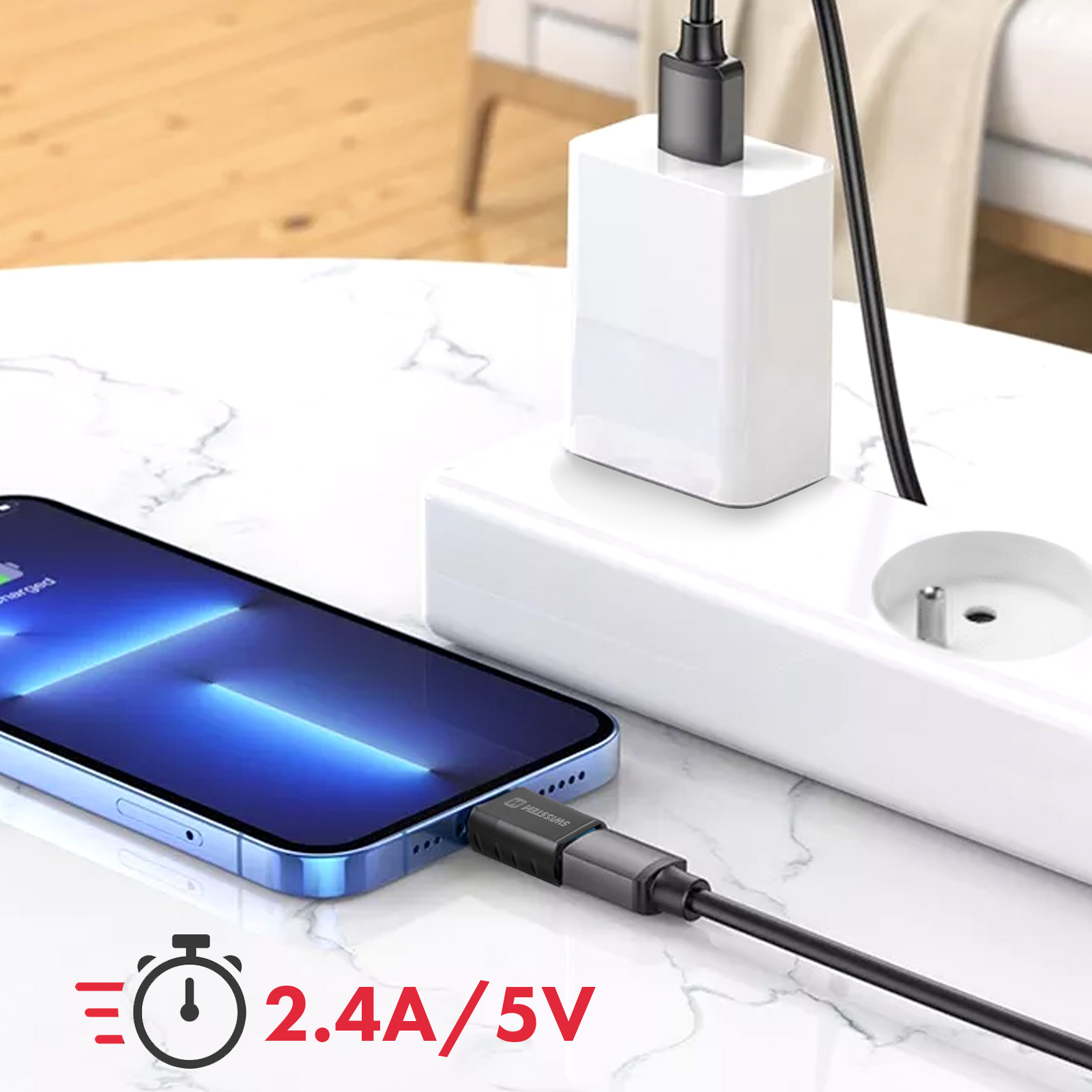 Un téléphone se charge avec un câble. 2.4A/5V est affiché en bas.