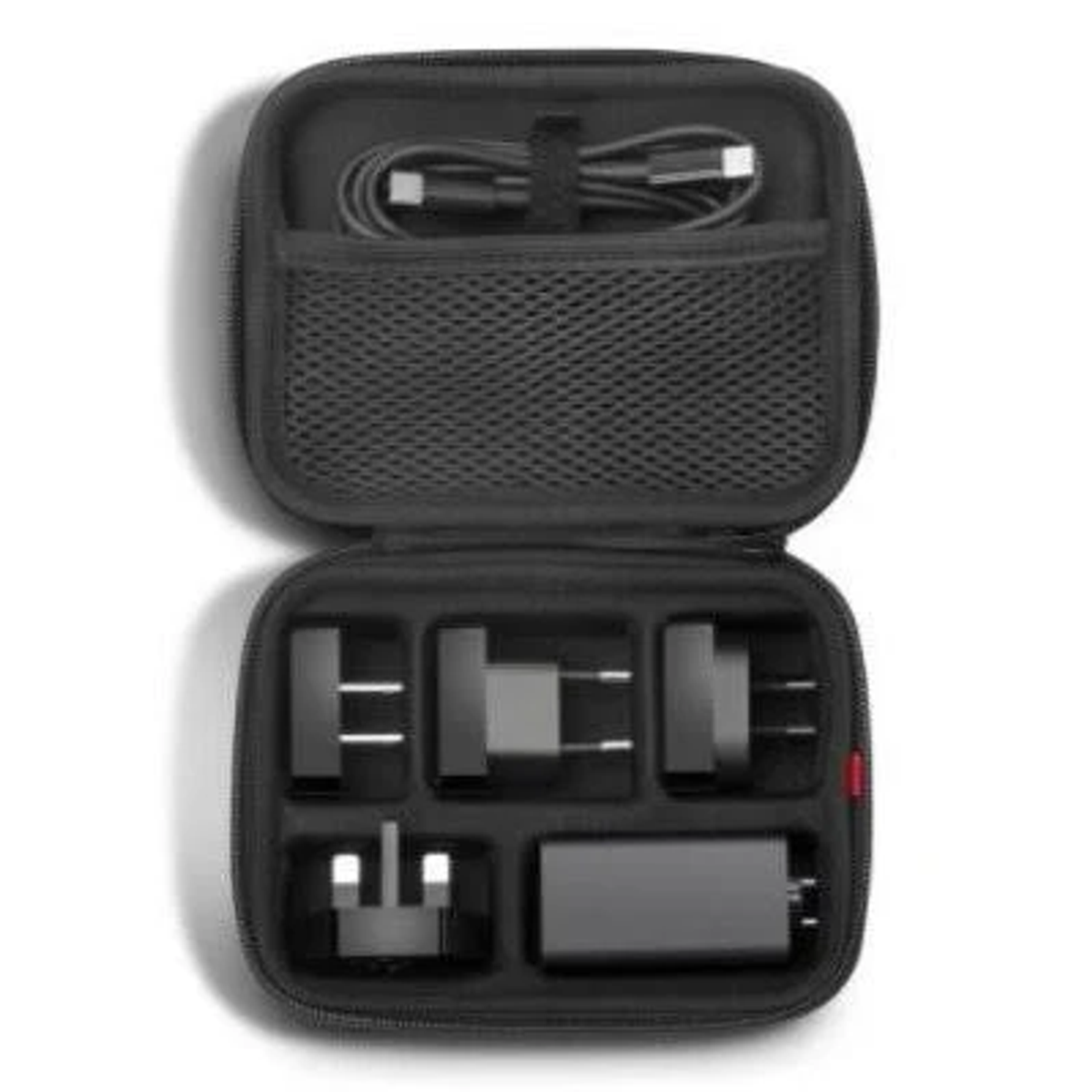 Kit de adaptador de viaje negro, estuche abierto con varios adaptadores y cargador.