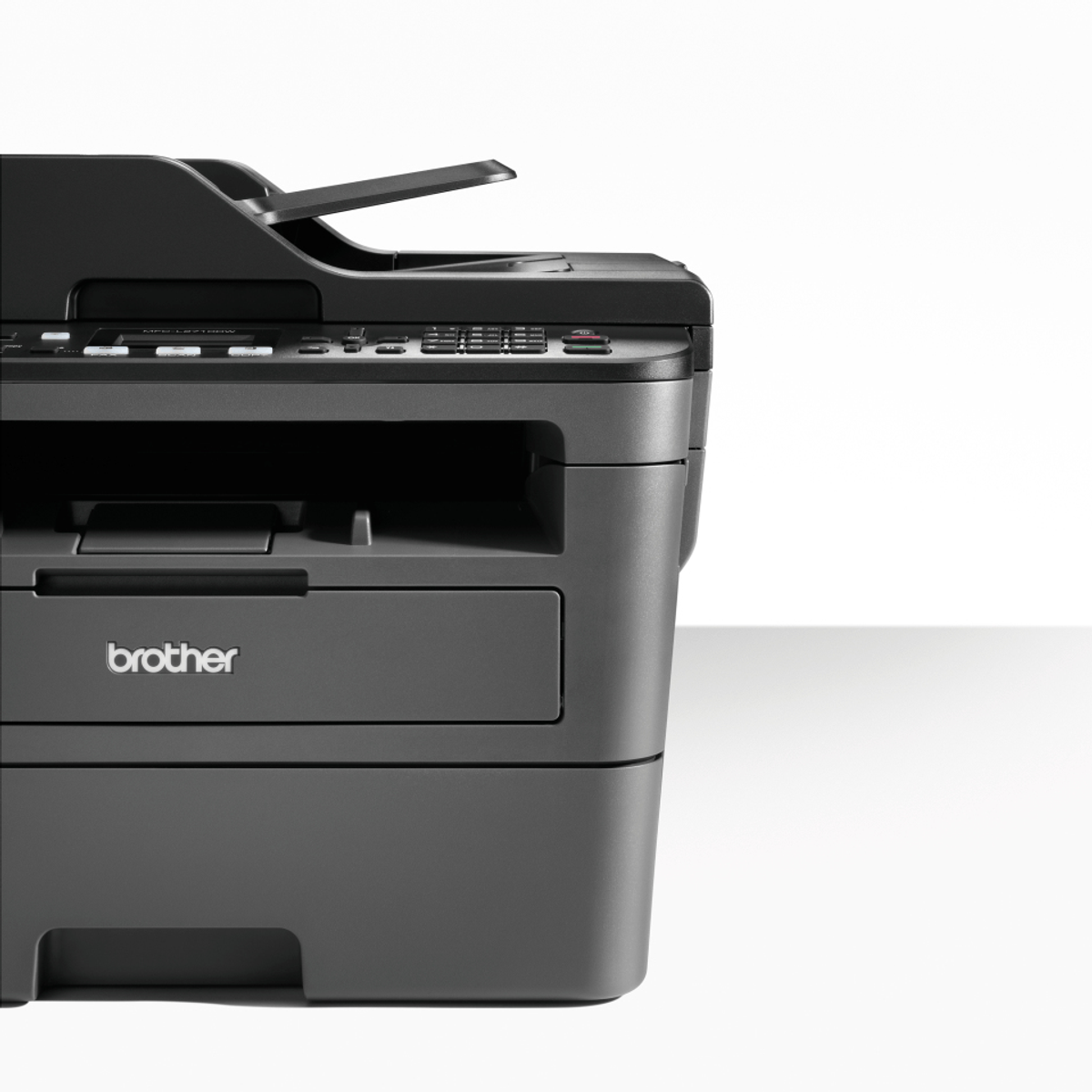 Ein schwarz-grauer Drucker mit Brother-Logo auf weißer Oberfläche. Die Oberseite ist offen.