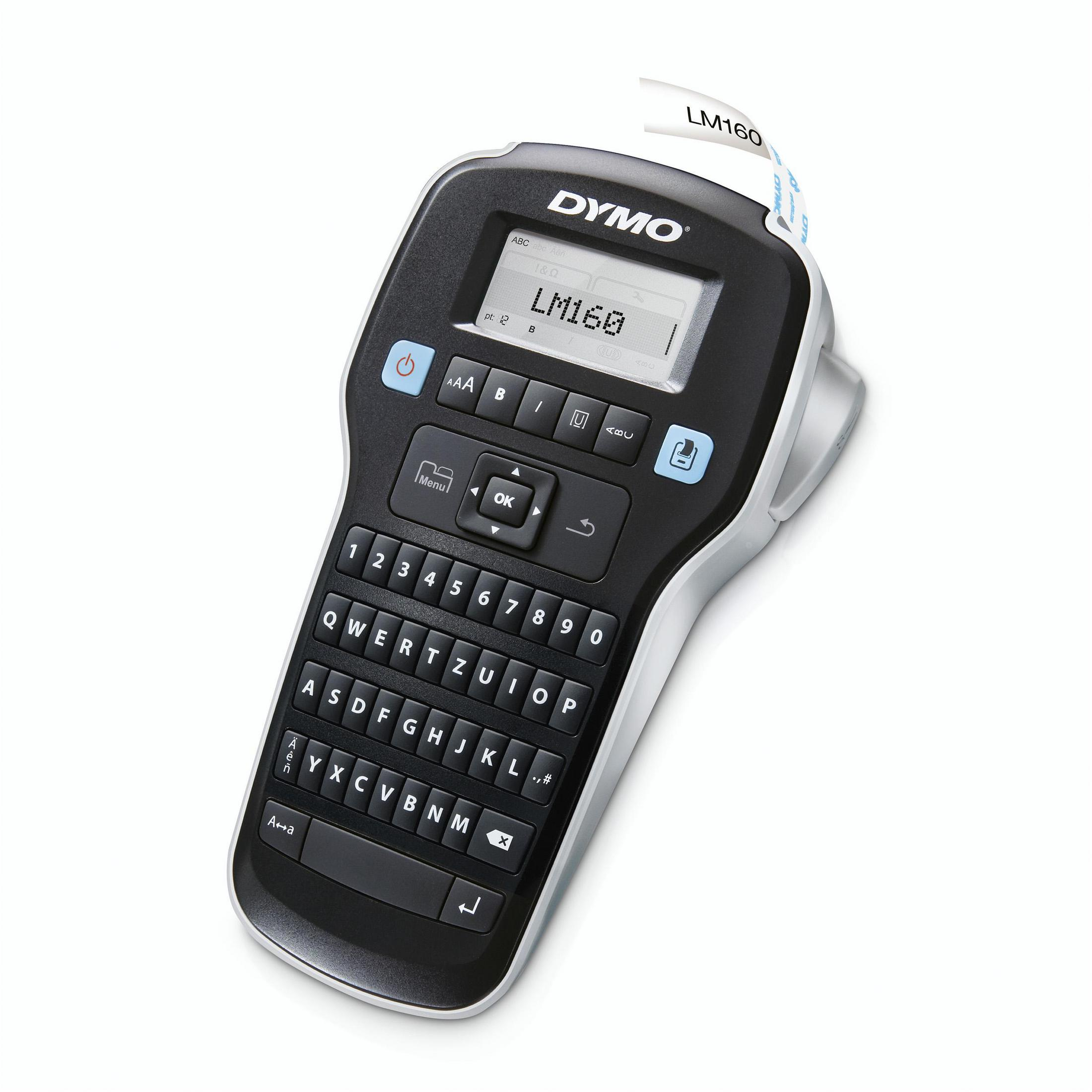 Une étiqueteuse Dymo avec un clavier, un écran et une bande d'étiquettes blanche.