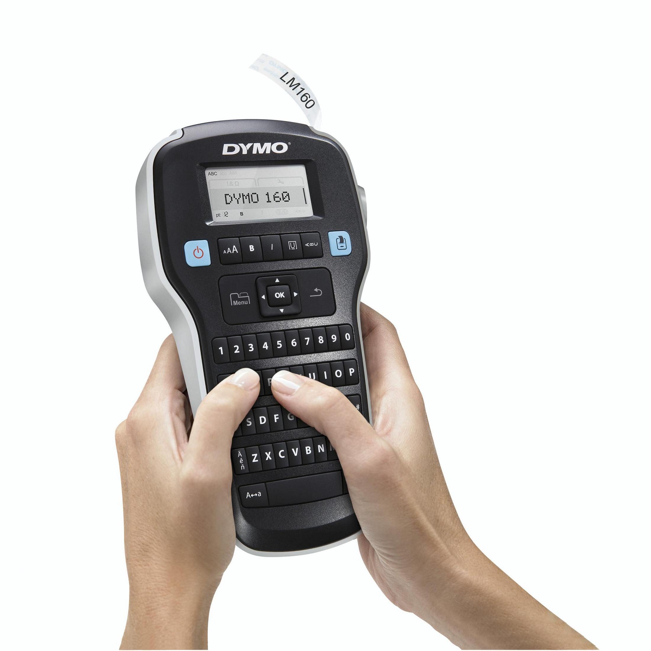 Mains tenant une étiqueteuse Dymo. L'étiquette indique 'LM160'.