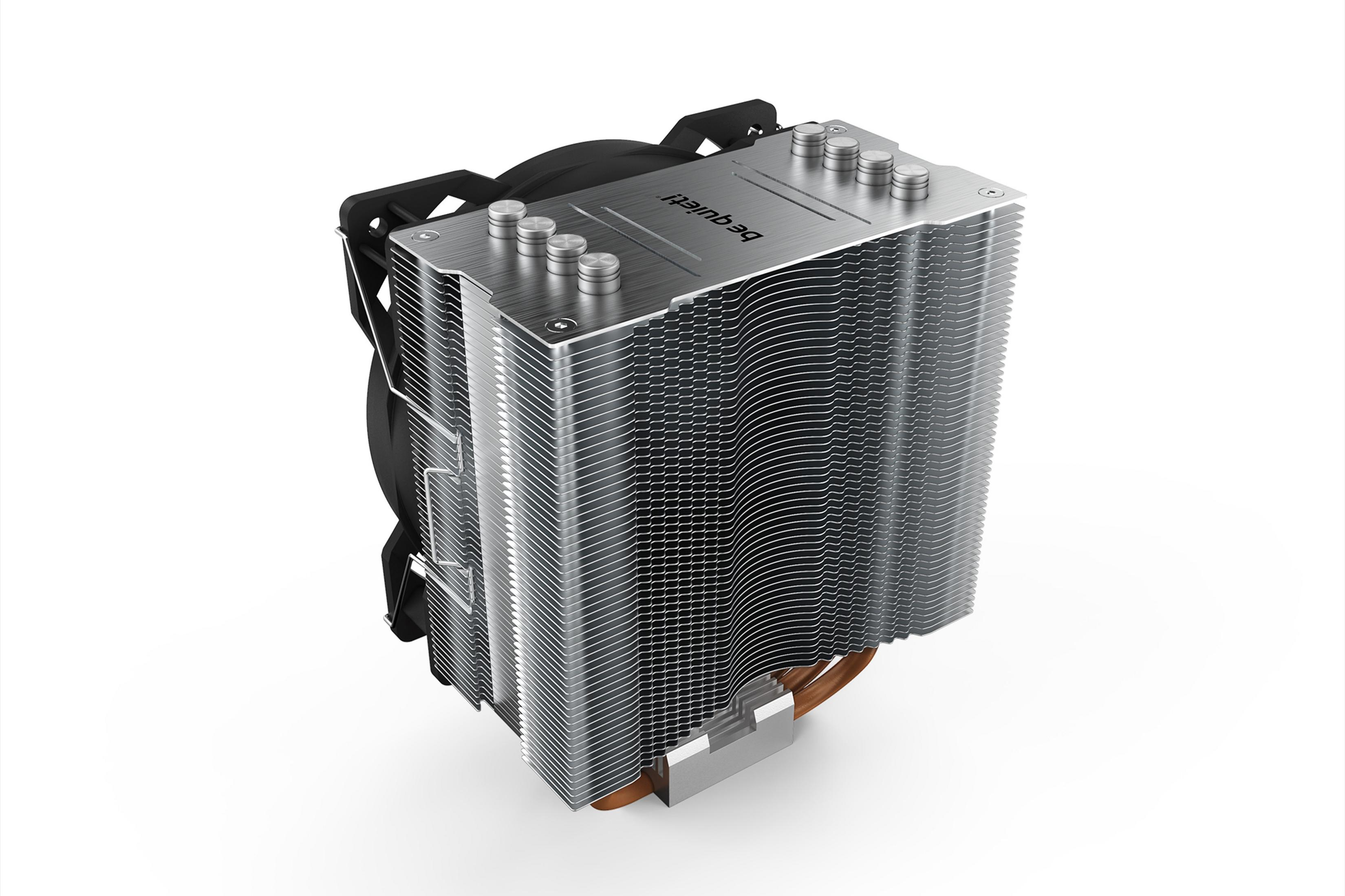 Dissipatore CPU argentato con ventola nera e heatpipe su sfondo bianco.
