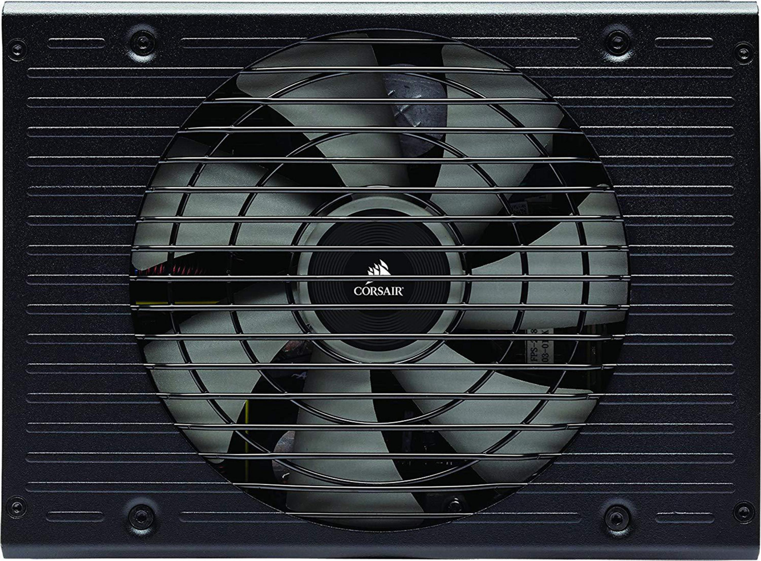 Un alimentatore Corsair nero con una ventola grande e una griglia metallica.