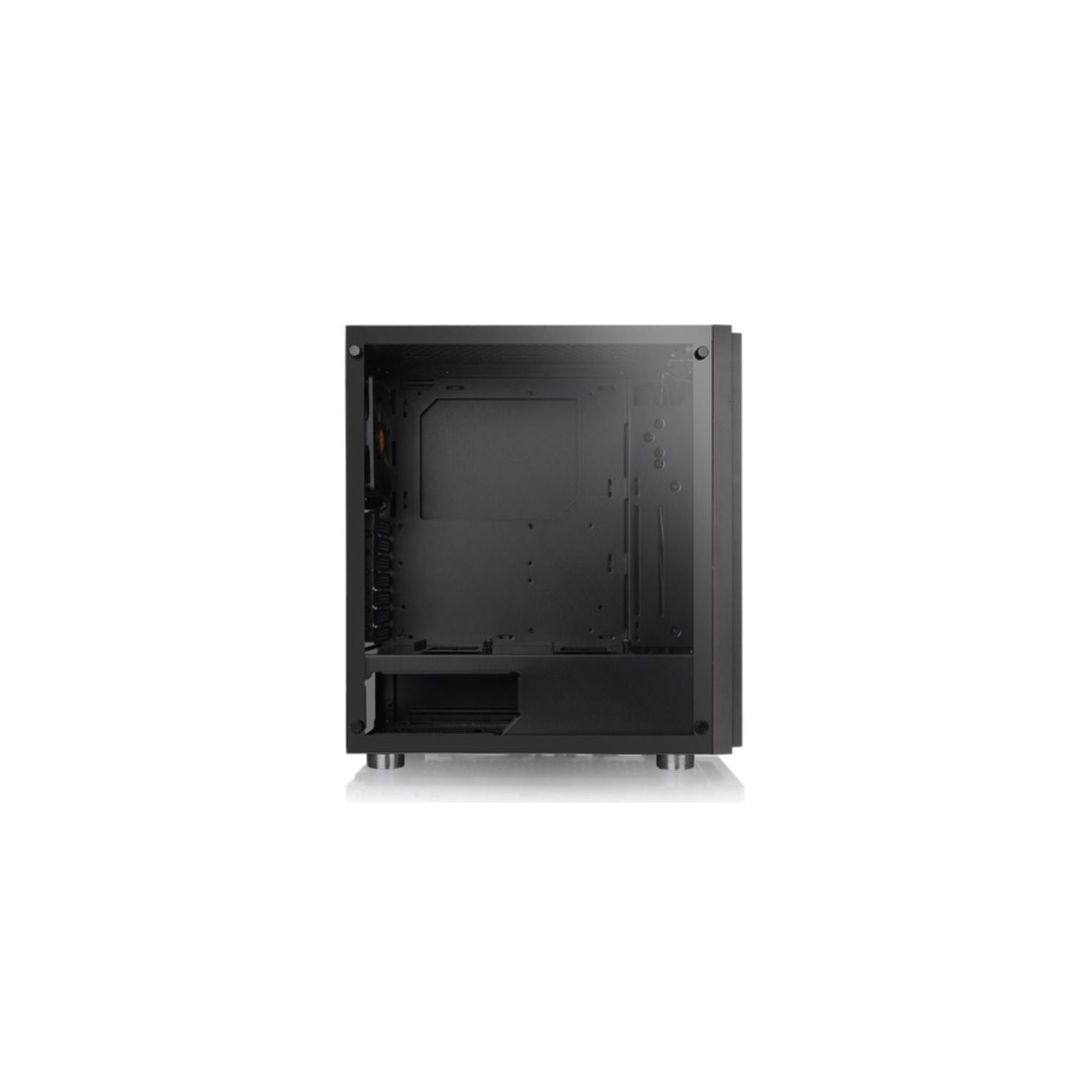 Schwarzes Computergehäuse mit einer durchsichtigen Glas-Seitenwand. Das Gehäuse ist leer. Weißer Hintergrund.