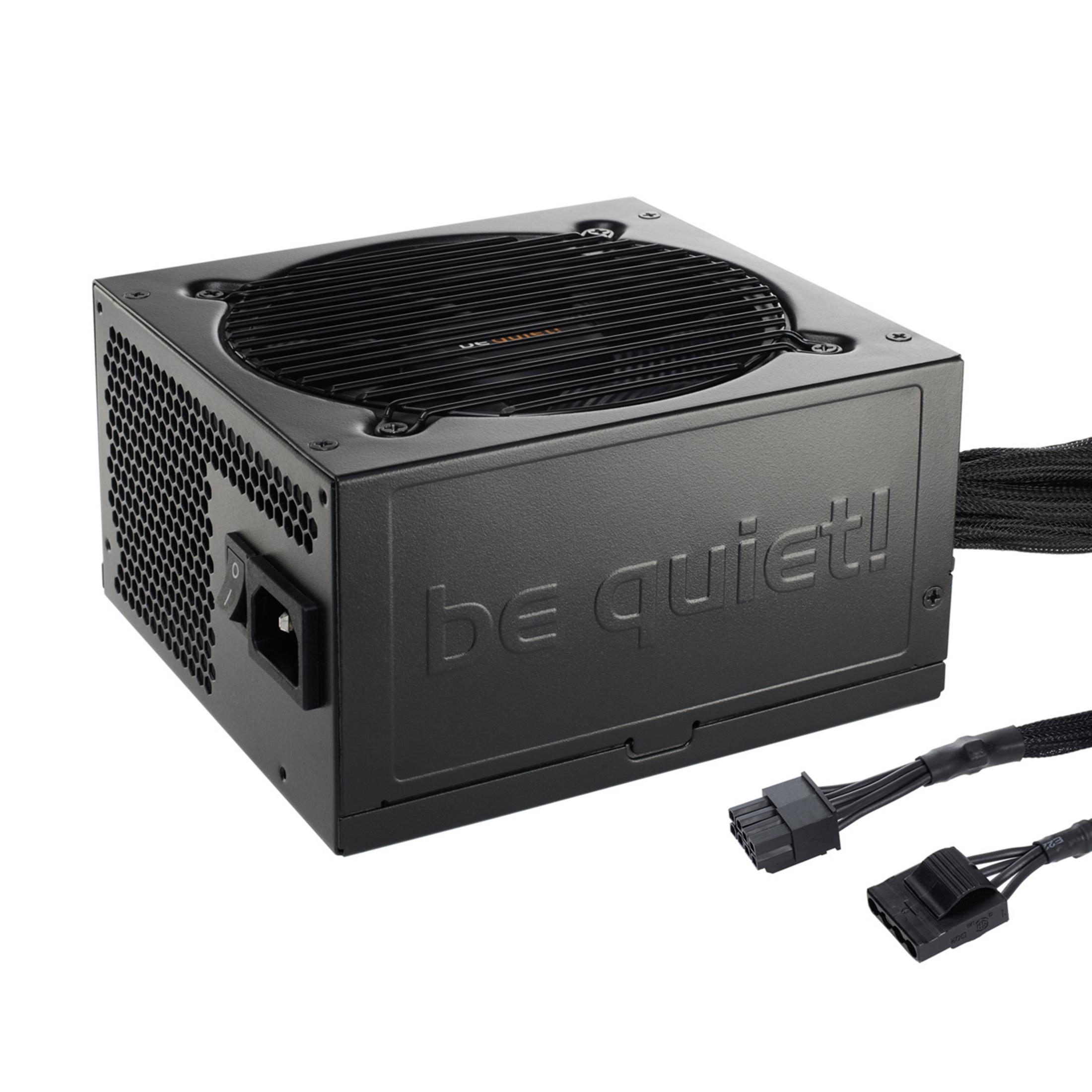 Alimentatore nero. Forma quadrata, con ventola e cavi. Sfondo bianco.
