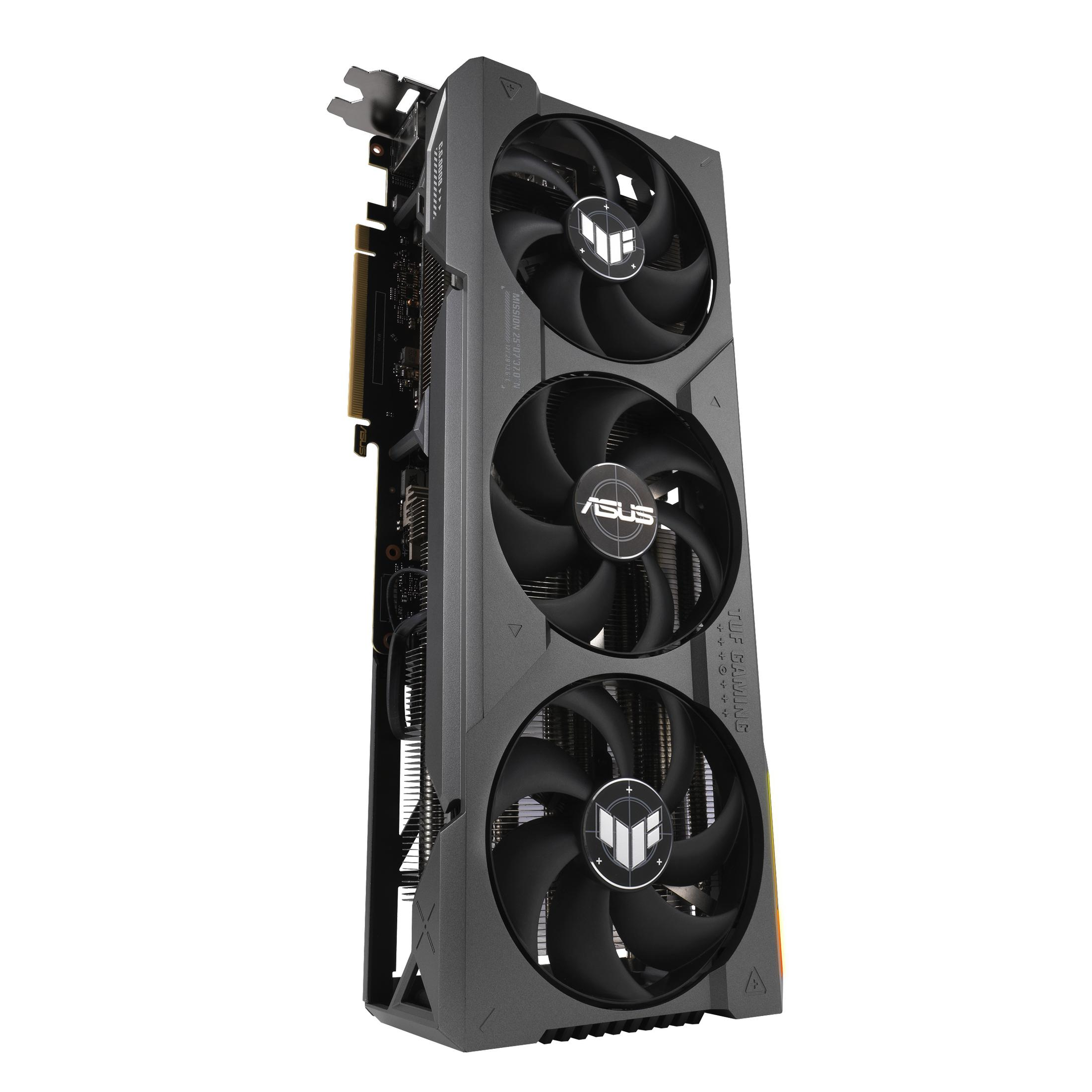 Scheda grafica nera con tre ventole. Marchio: ASUS TUF Gaming. Sfondo bianco.