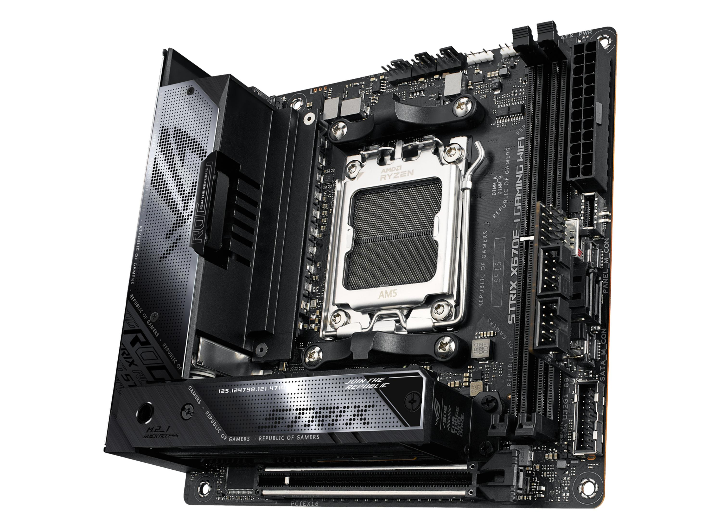 Ein Computer-Motherboard mit CPU-Steckplatz und anderen Komponenten auf weißem Hintergrund.