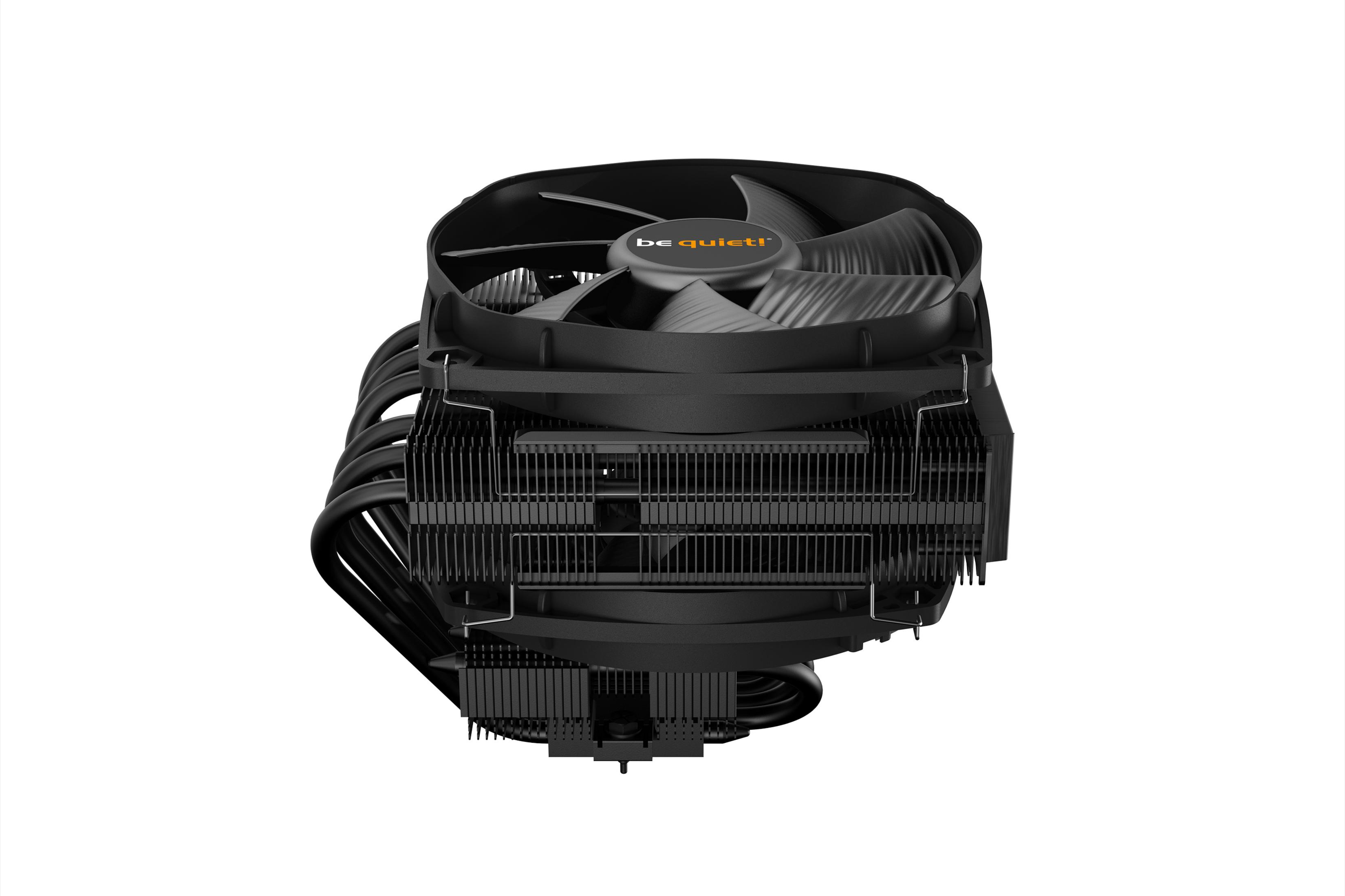 Zwarte CPU-koeler met een ventilator. Het heeft heatpipes en vinnen. De ventilator zegt 'be quiet!'