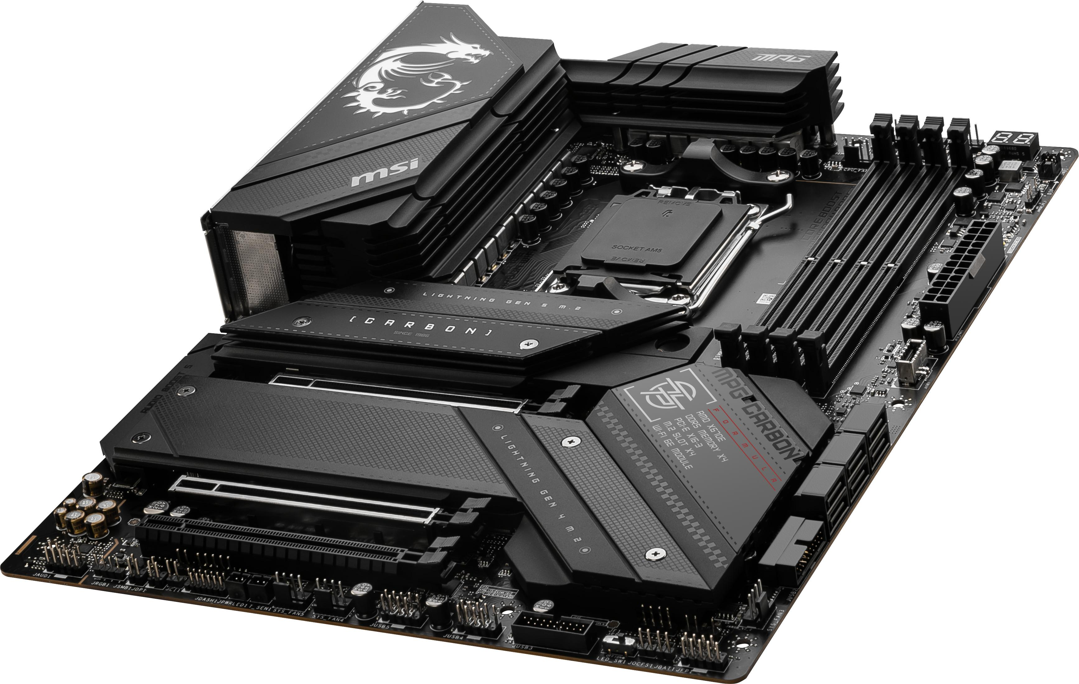 Carte mère MSI noire avec divers composants et connecteurs, vue en angle, sur fond blanc.