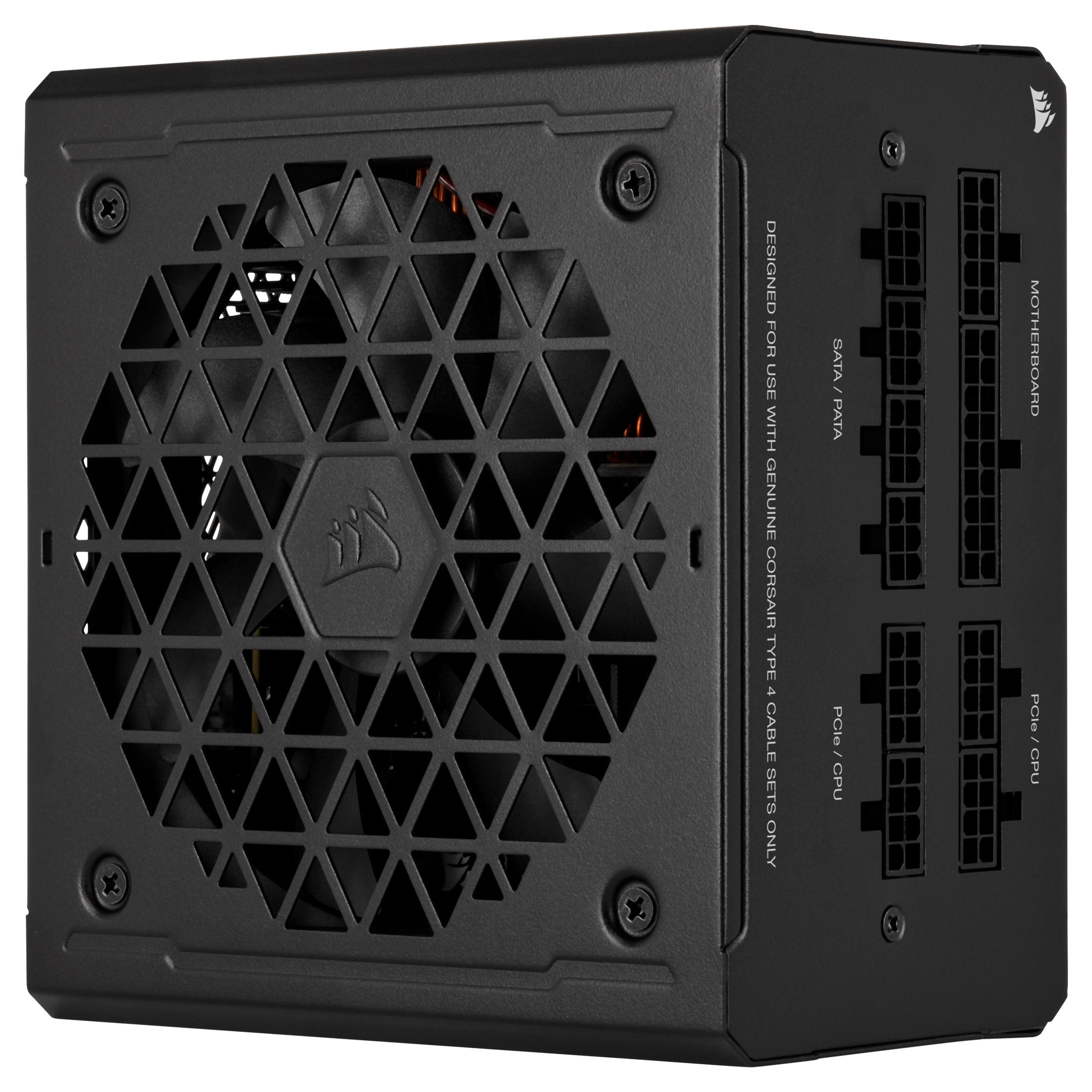 Alimentatore per computer nero con ventola, porte ed etichette, sfondo bianco.