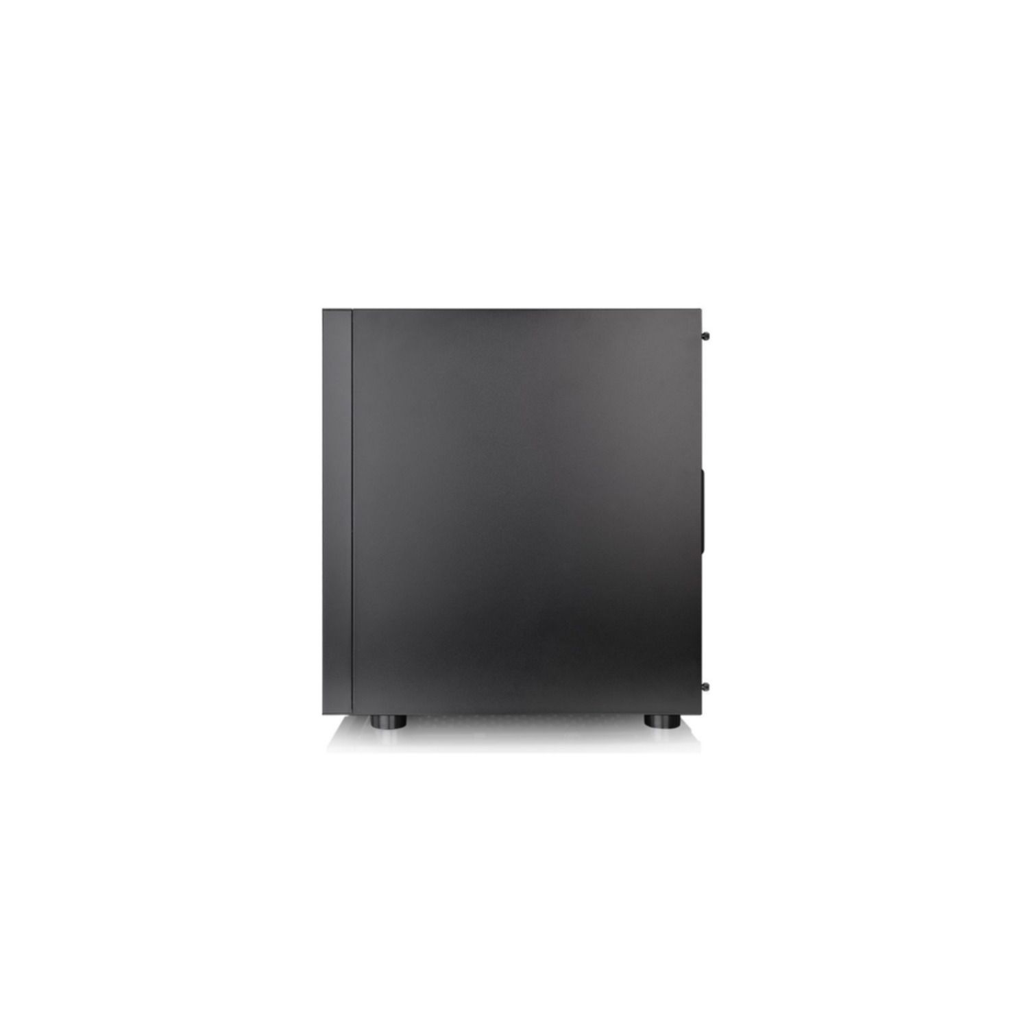 Schwarzes Computergehäuse, Seitenansicht. Die Seitenwand ist glatt und steht auf kleinen Füßen.