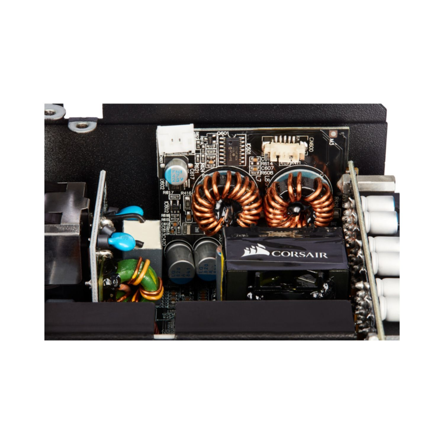 Componenti interni di un alimentatore per computer: condensatori, bobine e un logo Corsair.